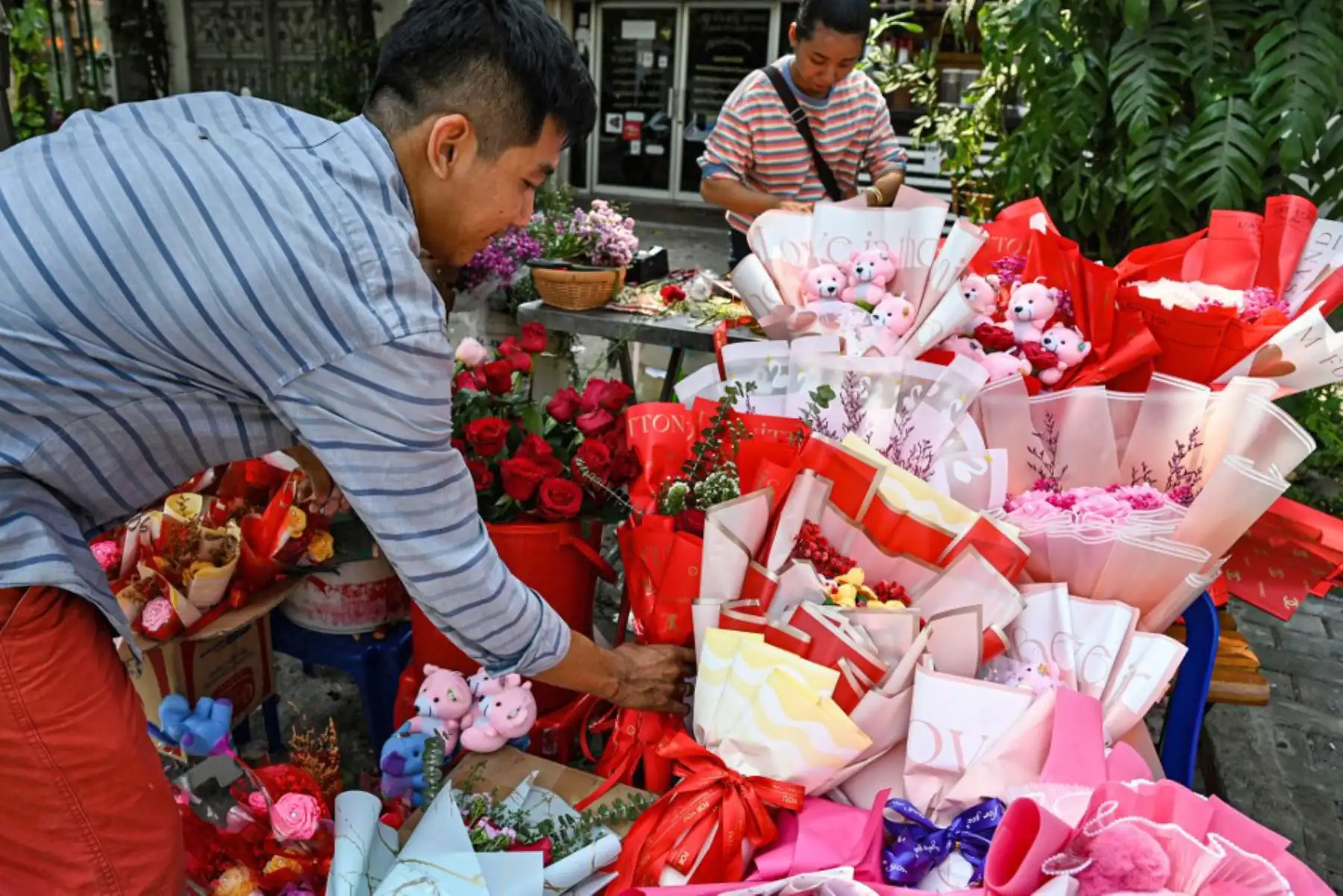 Los vendedores preparan flores para la venta el día de San Valentín en Phnom Penh,en Camboya. Foto: AFP