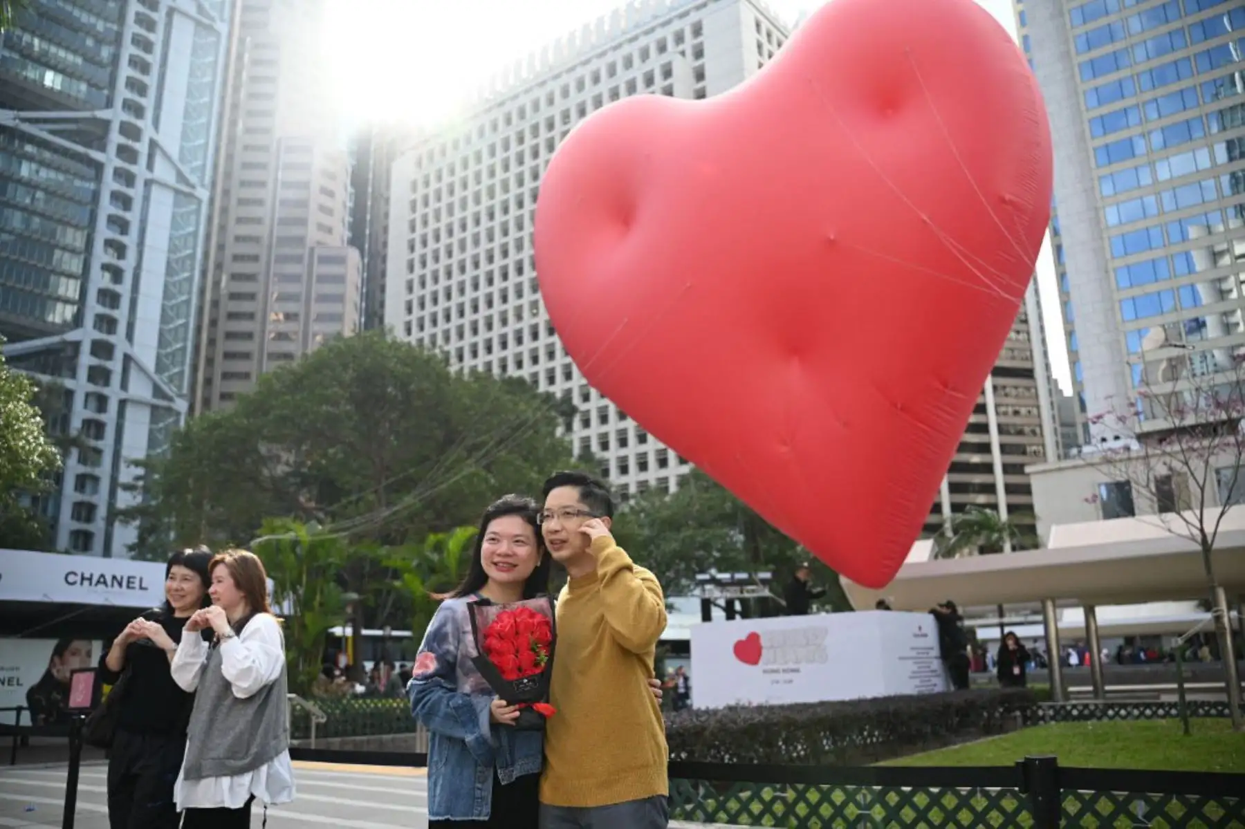 Una pareja posa para fotografías frente a un corazón gigante el día de San Valentín en Hong Kong. Foto: AFP