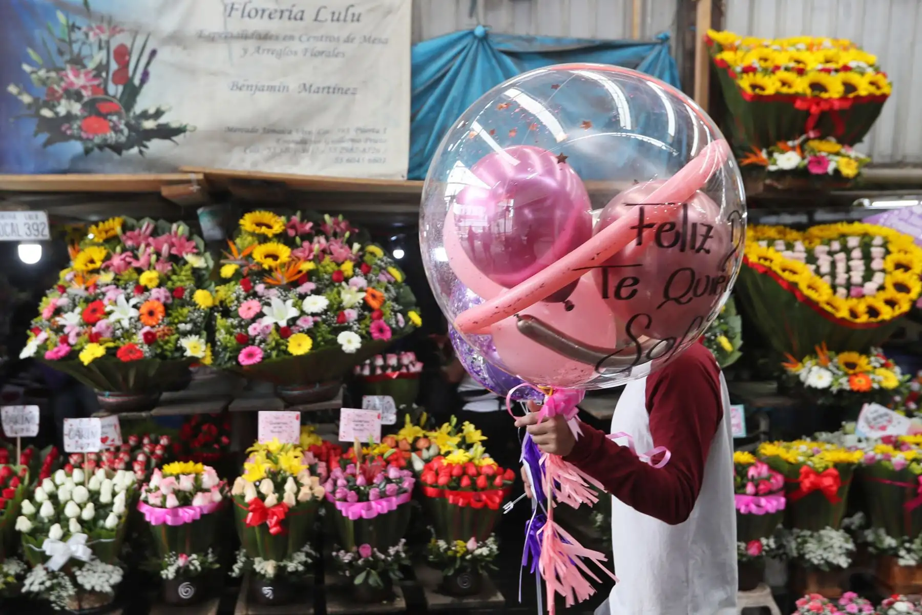 Personas compran ramos de flores en el mercado Jamaica durante los preparativos para San Valentín, en Ciudad de México. Foto: AFP