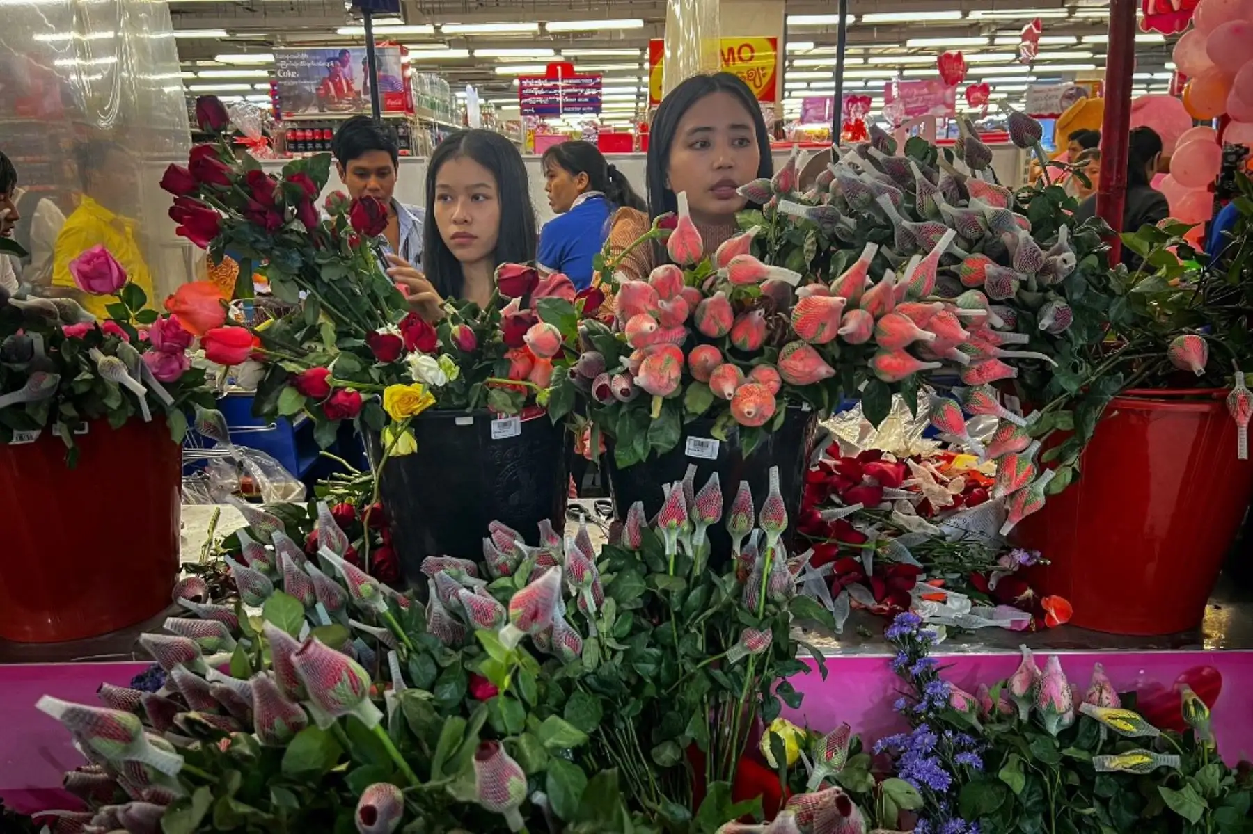 Los vendedores de flores esperan a los clientes el día de San Valentín. Foto: AFP