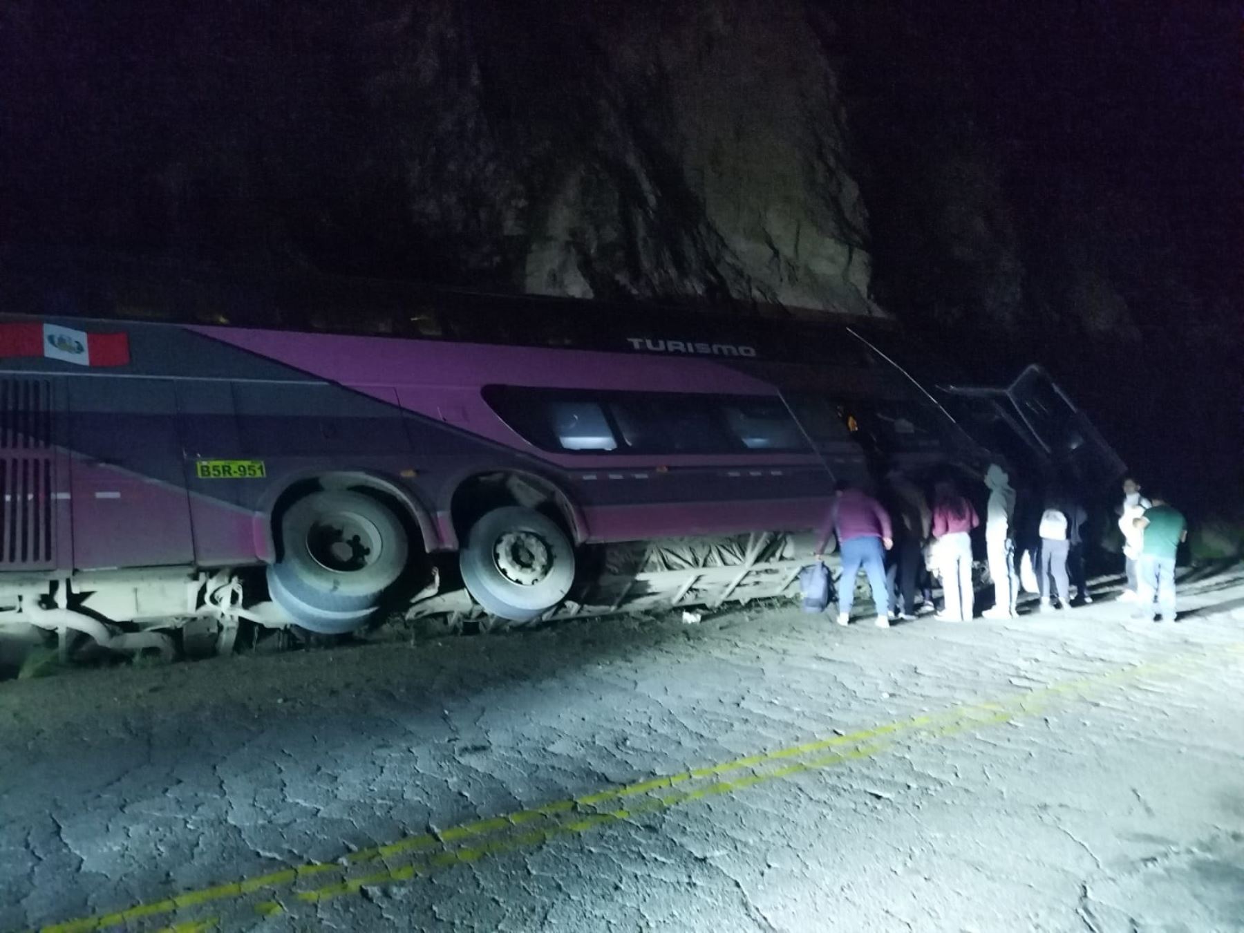 Bus interprovincial sufrió un accidente en la vía Los Libertadores, a la altura de Huancavelica, y estuvo a punto de caer a un abismo que pudo ser de consecuencias fatales. ANDINA/Difusión