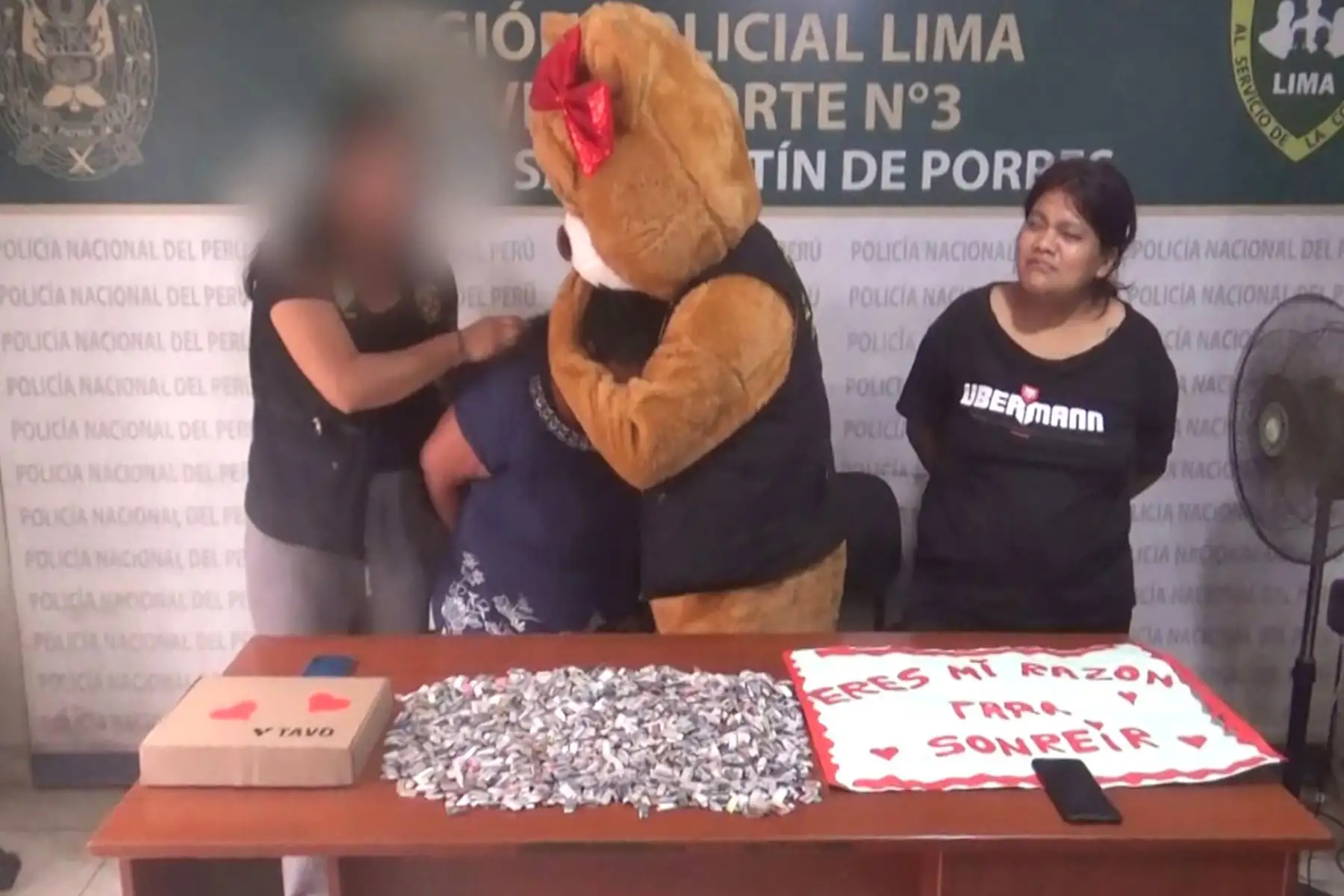 Fotografía cedida por la Policía Nacional del Perú que muestra a uno de sus agentes disfrazado de oso por el Día de San Valentín, tras la captura de una mujer en un operativo policial, hoy, en Lima (Perú).  Foto: EFE
