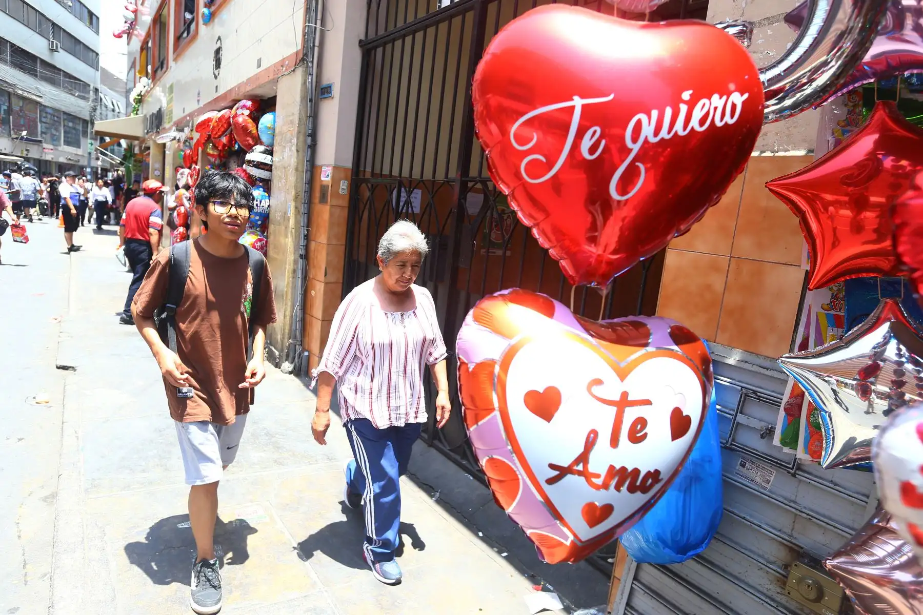 Personas compran regalos, ramos de flores en el mercado Mesa Redonda durante los preparativos para San Valentín, en Lima. 
Foto: ANDINA/ Eddy Ramos