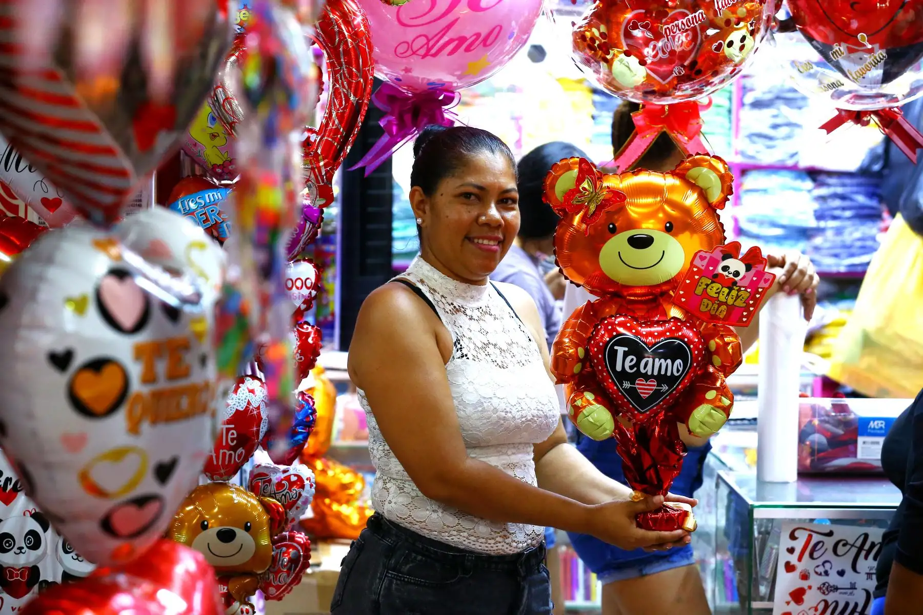 Personas compran regalos, ramos de flores en el mercado Mesa Redonda durante los preparativos para San Valentín, en Lima. 
Foto: ANDINA/ Eddy Ramos