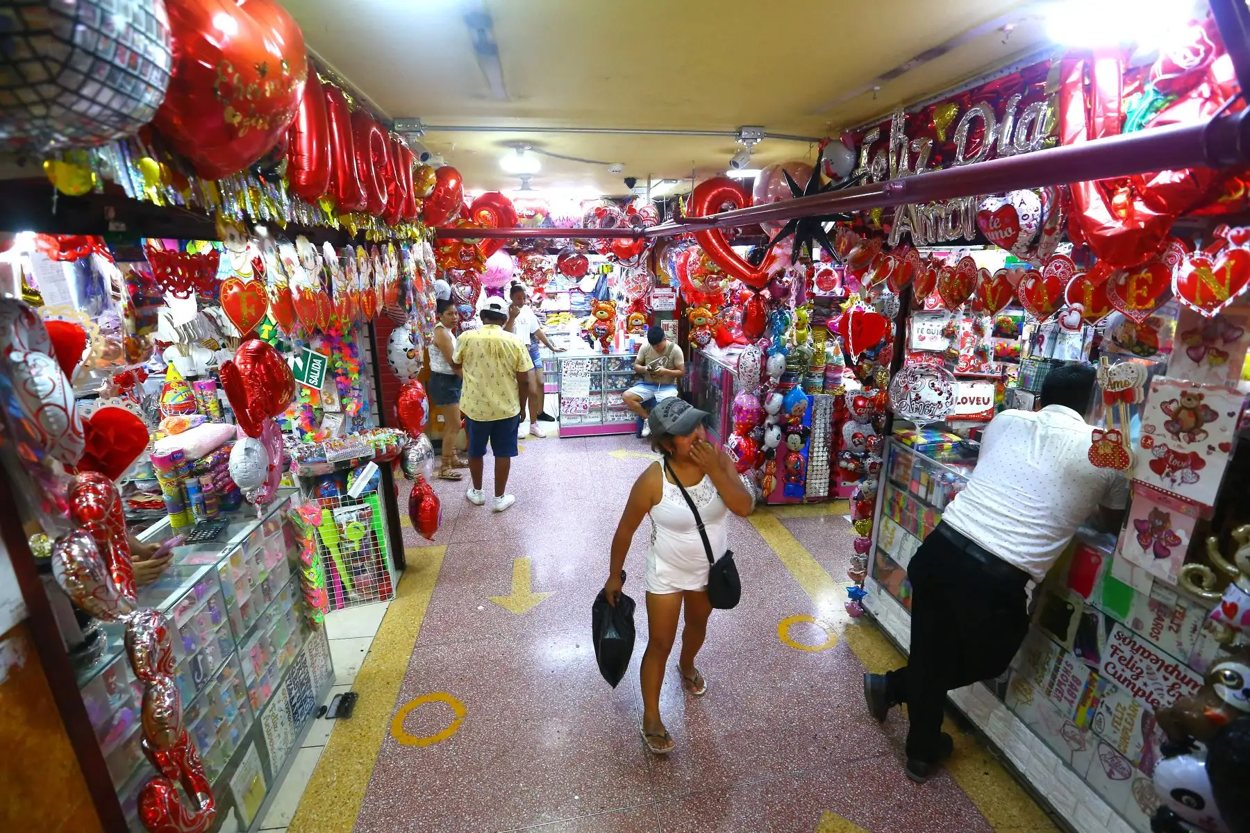 Personas compran regalos, ramos de flores en el mercado Mesa Redonda durante los preparativos para San Valentín, en Lima. 
Foto: ANDINA/ Eddy Ramos