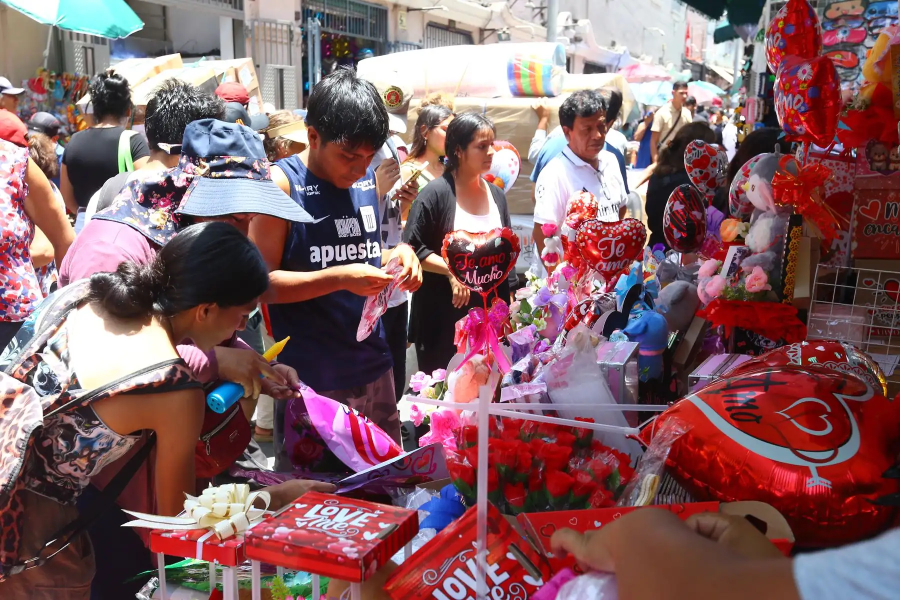 Personas compran regalos, ramos de flores en el mercado Mesa Redonda durante los preparativos para San Valentín, en Lima. 
Foto: ANDINA/ Eddy Ramos