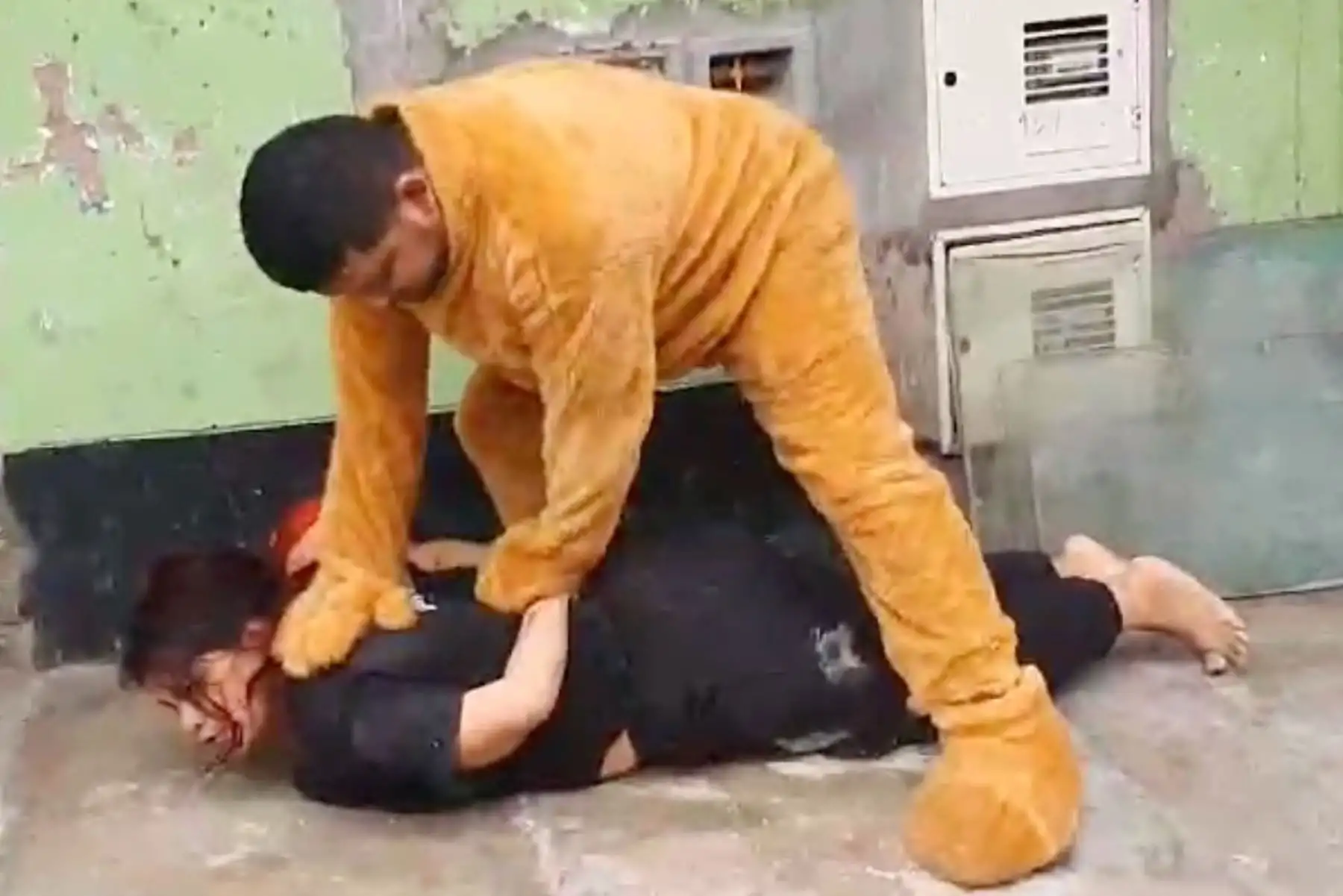 El agente esperó hasta que ella estaba próxima y la inmovilizó en el suelo. En ese momento, el resto de policías salieron de sus escondites para proceder a la detención. Foto: Captura/ Vídeo PNP