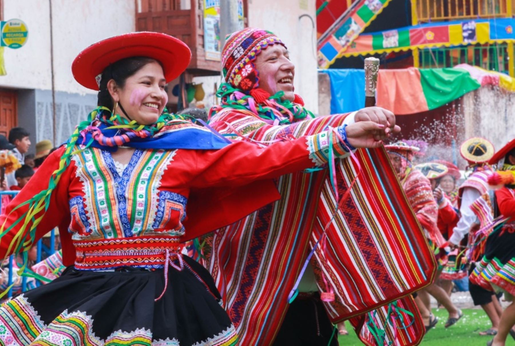 Aunque tiene como expresión similar el júbilo exultante y la unánime participación de la comunidad local e incluso de visitantes nacionales y extranjeros, el Carnaval cusqueño se distingue de las otras festividades carnavalescas que acontecen en diversas regiones del Perú por su originalidad marcada por tradiciones, costumbres, danzas y música genuinas que identifican a los descendientes de los incas.