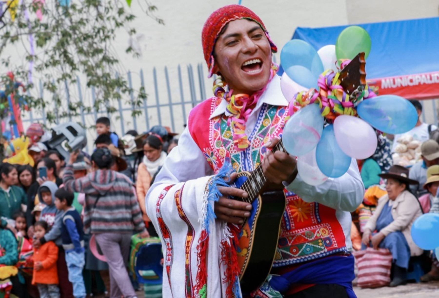 Aunque tiene como expresión similar el júbilo exultante y la unánime participación de la comunidad local e incluso de visitantes nacionales y extranjeros, el Carnaval cusqueño se distingue de las otras festividades carnavalescas que acontecen en diversas regiones del Perú por su originalidad marcada por tradiciones, costumbres, danzas y música genuinas que identifican a los descendientes de los incas.