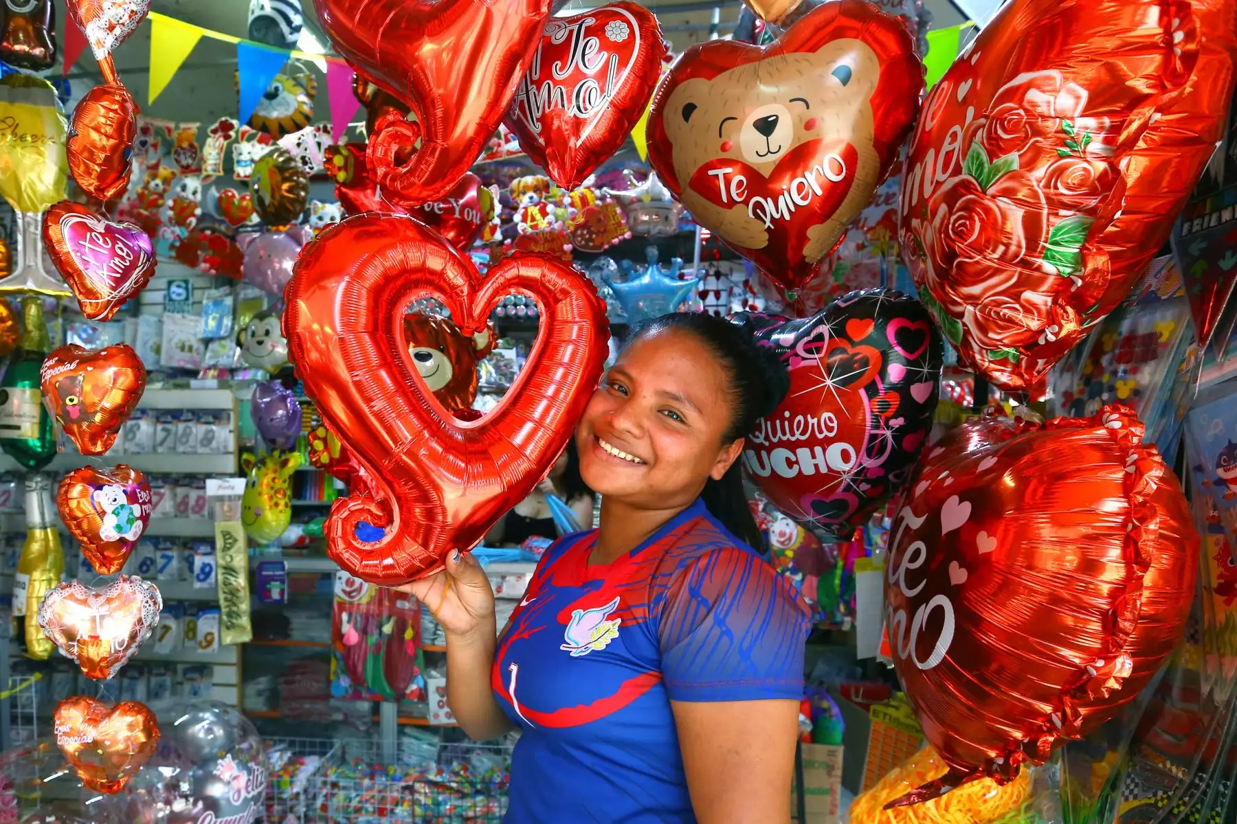 Personas compran regalos, ramos de flores en el mercado Mesa Redonda durante los preparativos para San Valentín, en Lima. 
Foto: ANDINA/ Eddy Ramos