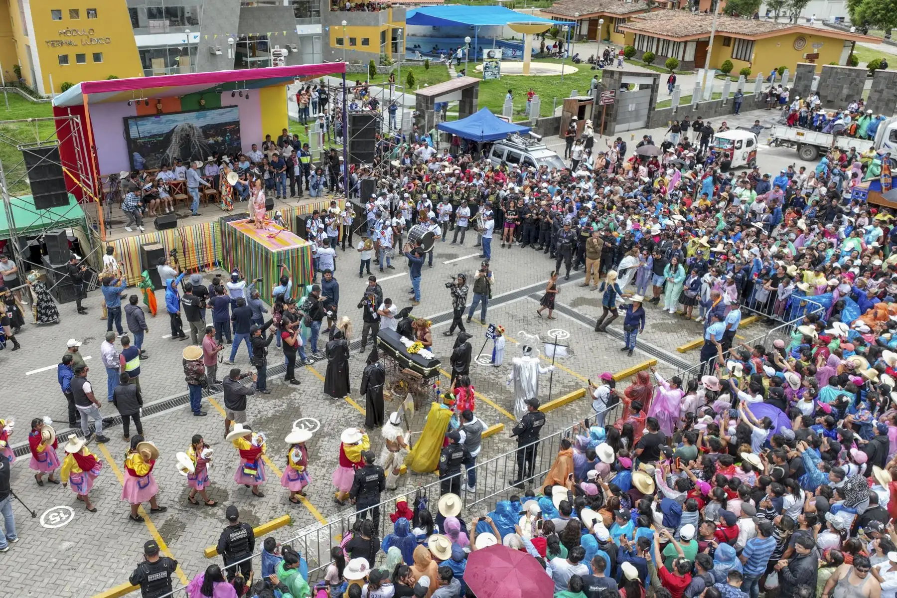 Hoy 14 de febrero, la ciudad de Cajamarca se despidió del Ño Carnavalón en una emotiva procesión que culminó en los Baños del Inca. El cortejo recorrió las calles de la plaza, partiendo desde el barrio de Chontapaccha. A su paso, las patrullas y comparsas, junto con las reinas de belleza de Cajamarca y las huérfanas, se sumaron al tributo. El alcalde de los Baños del Inca, Jaime Mantilla, presidió la ceremonia de despedida y así se puso fin a las actividades oficiales del carnaval 2024.
Foto: ANDINA/Braian Reyna