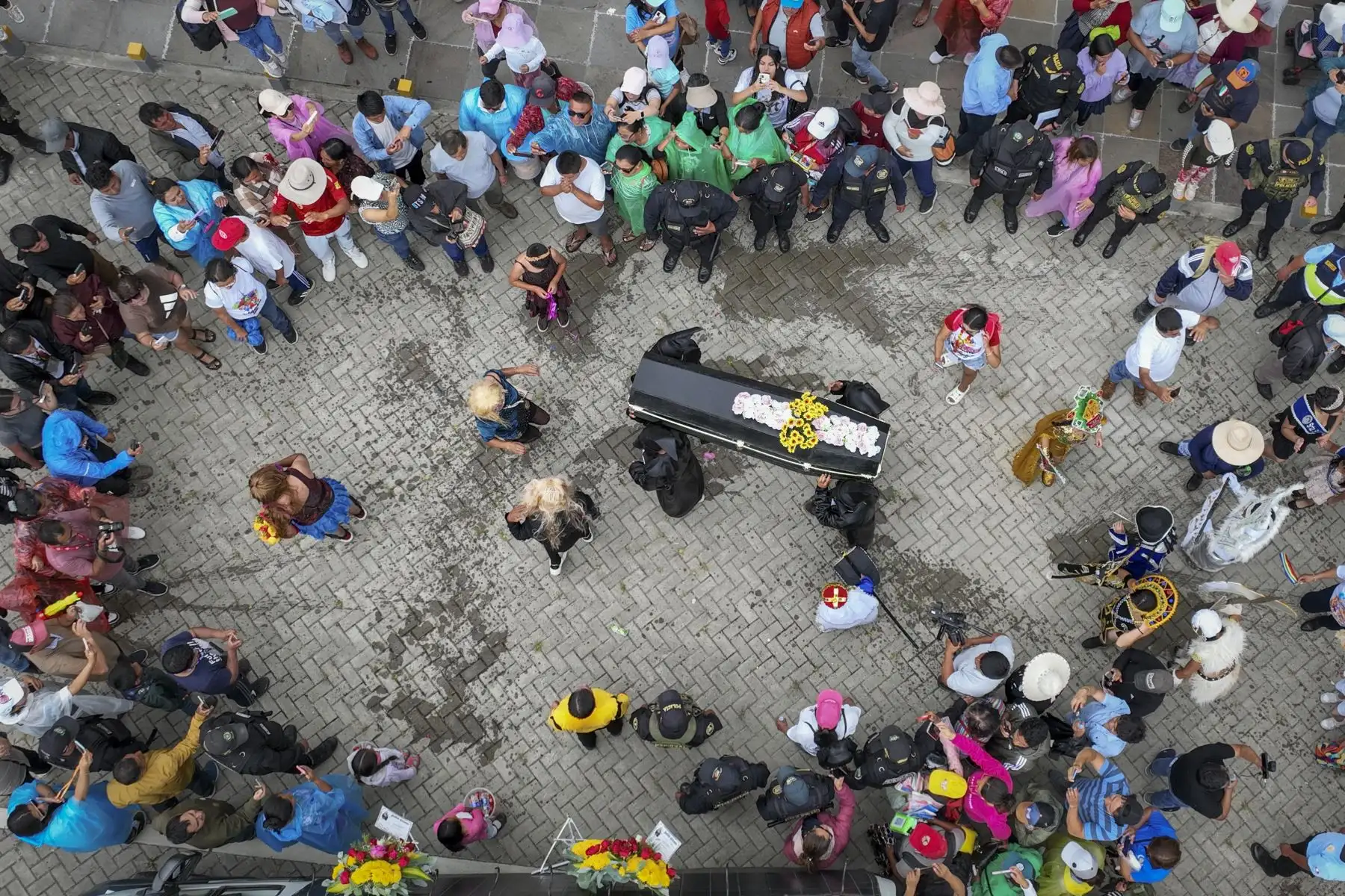 Hoy 14 de febrero, la ciudad de Cajamarca se despidió del Ño Carnavalón en una emotiva procesión que culminó en los Baños del Inca. El cortejo recorrió las calles de la plaza, partiendo desde el barrio de Chontapaccha. A su paso, las patrullas y comparsas, junto con las reinas de belleza de Cajamarca y las huérfanas, se sumaron al tributo. El alcalde de los Baños del Inca, Jaime Mantilla, presidió la ceremonia de despedida y así se puso fin a las actividades oficiales del carnaval 2024.
Foto: ANDINA/Braian Reyna