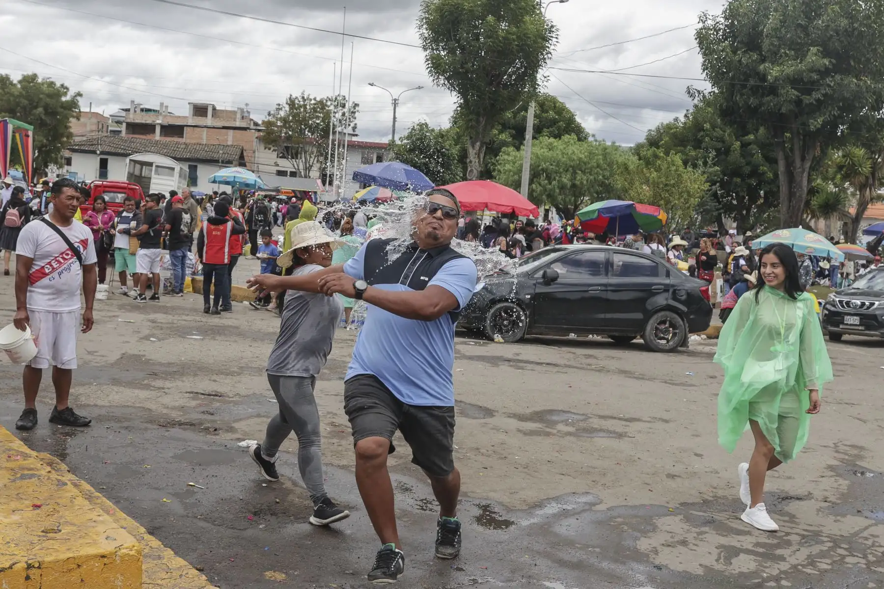 Hoy 14 de febrero, la ciudad de Cajamarca se despidió del Ño Carnavalón en una emotiva procesión que culminó en los Baños del Inca. El cortejo recorrió las calles de la plaza, partiendo desde el barrio de Chontapaccha. A su paso, las patrullas y comparsas, junto con las reinas de belleza de Cajamarca y las huérfanas, se sumaron al tributo. El alcalde de los Baños del Inca, Jaime Mantilla, presidió la ceremonia de despedida y así se puso fin a las actividades oficiales del carnaval 2024.
Foto: ANDINA/Andrés Valle