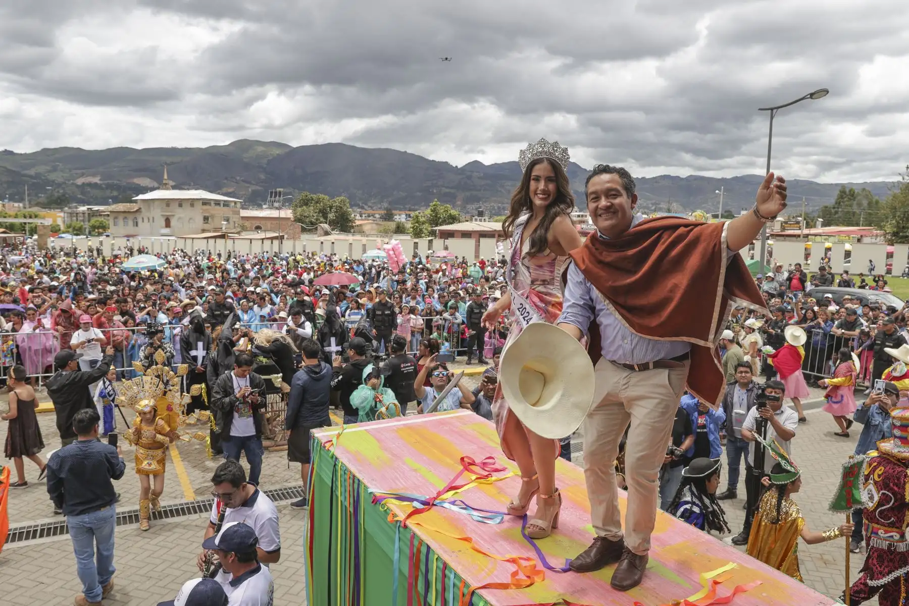 Hoy 14 de febrero, la ciudad de Cajamarca se despidió del Ño Carnavalón en una emotiva procesión que culminó en los Baños del Inca. El cortejo recorrió las calles de la plaza, partiendo desde el barrio de Chontapaccha. A su paso, las patrullas y comparsas, junto con las reinas de belleza de Cajamarca y las huérfanas, se sumaron al tributo. El alcalde de los Baños del Inca, Jaime Mantilla, presidió la ceremonia de despedida y así se puso fin a las actividades oficiales del carnaval 2024.
Foto: ANDINA/Andrés Valle