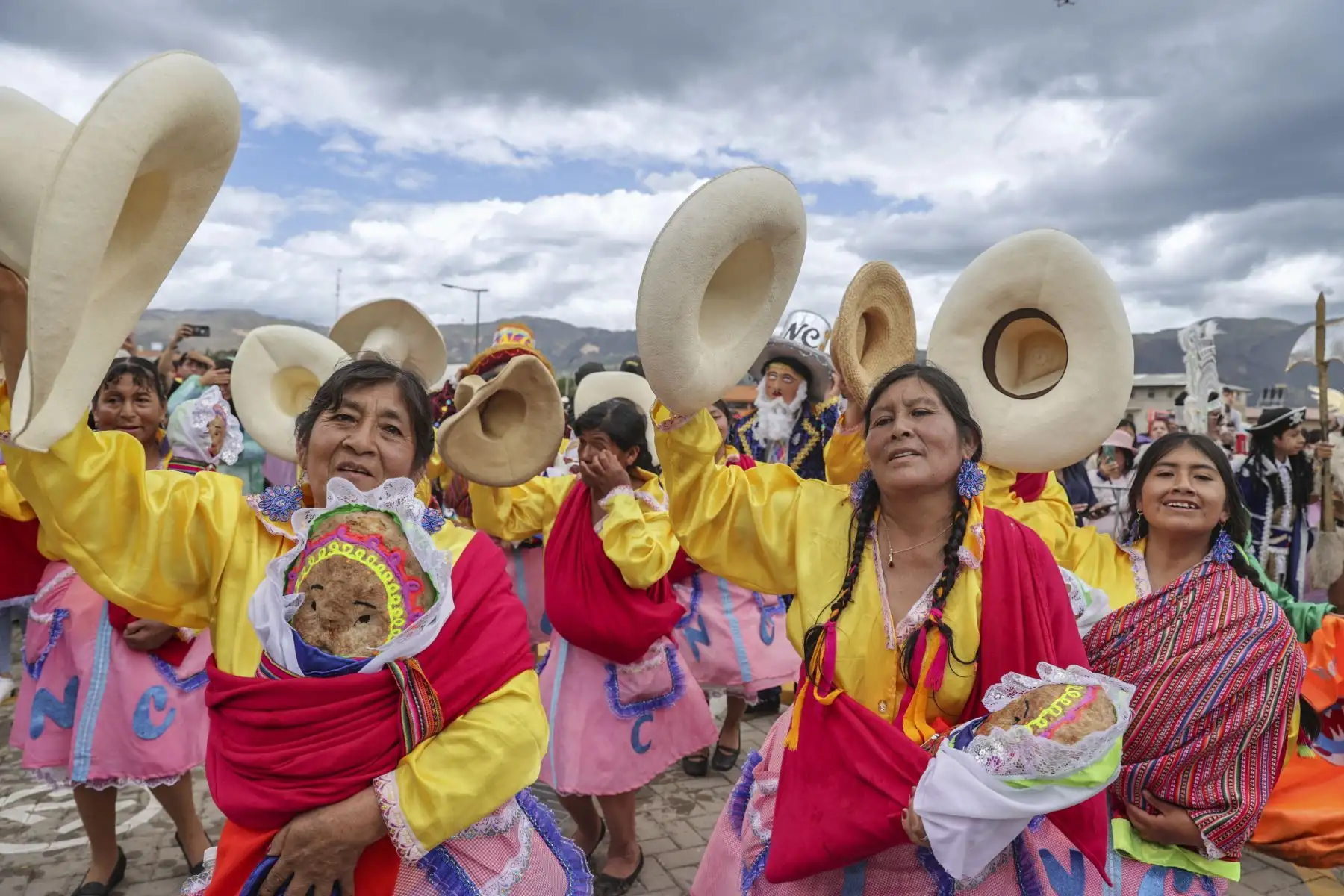 La magia del Carnaval en las calles de Cajamarca con el vibrante "Concurso de Patrullas y Comparsas", un espectáculo lleno de color, música y tradición que cautiva a los presentes.
Foto: ANDINA/Andrés Valle