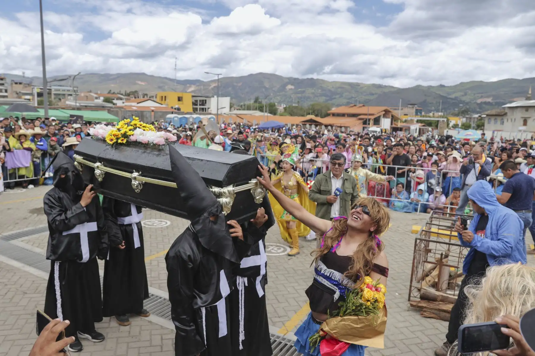 Hoy 14 de febrero, la ciudad de Cajamarca se despidió del Ño Carnavalón en una emotiva procesión que culminó en los Baños del Inca. El cortejo recorrió las calles de la plaza, partiendo desde el barrio de Chontapaccha. A su paso, las patrullas y comparsas, junto con las reinas de belleza de Cajamarca y las huérfanas, se sumaron al tributo. El alcalde de los Baños del Inca, Jaime Mantilla, presidió la ceremonia de despedida y así se puso fin a las actividades oficiales del carnaval 2024.
Foto: ANDINA/Andrés Valle