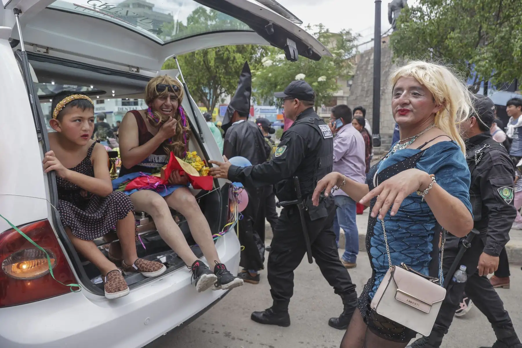 Hoy 14 de febrero, la ciudad de Cajamarca se despidió del Ño Carnavalón en una emotiva procesión que culminó en los Baños del Inca. El cortejo recorrió las calles de la plaza, partiendo desde el barrio de Chontapaccha. A su paso, las patrullas y comparsas, junto con las reinas de belleza de Cajamarca y las huérfanas, se sumaron al tributo. El alcalde de los Baños del Inca, Jaime Mantilla, presidió la ceremonia de despedida y así se puso fin a las actividades oficiales del carnaval 2024.
Foto: ANDINA/Andrés Valle