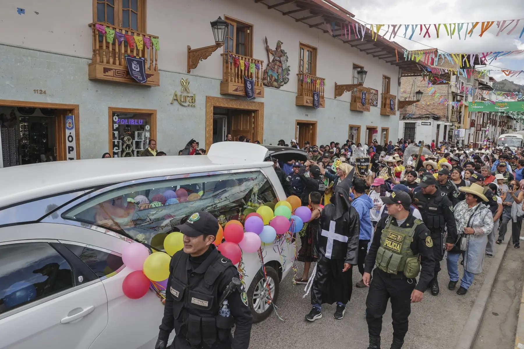 Hoy 14 de febrero, la ciudad de Cajamarca se despidió del Ño Carnavalón en una emotiva procesión que culminó en los Baños del Inca. El cortejo recorrió las calles de la plaza, partiendo desde el barrio de Chontapaccha. A su paso, las patrullas y comparsas, junto con las reinas de belleza de Cajamarca y las huérfanas, se sumaron al tributo. El alcalde de los Baños del Inca, Jaime Mantilla, presidió la ceremonia de despedida y así se puso fin a las actividades oficiales del carnaval 2024.
Foto: ANDINA/Andrés Valle