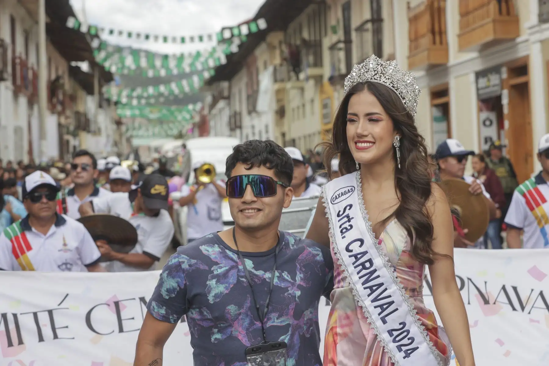 Hoy 14 de febrero, la ciudad de Cajamarca se despidió del Ño Carnavalón en una emotiva procesión que culminó en los Baños del Inca. El cortejo recorrió las calles de la plaza, partiendo desde el barrio de Chontapaccha. A su paso, las patrullas y comparsas, junto con las reinas de belleza de Cajamarca y las huérfanas, se sumaron al tributo. El alcalde de los Baños del Inca, Jaime Mantilla, presidió la ceremonia de despedida y así se puso fin a las actividades oficiales del carnaval 2024.
Foto: ANDINA/Andrés Valle