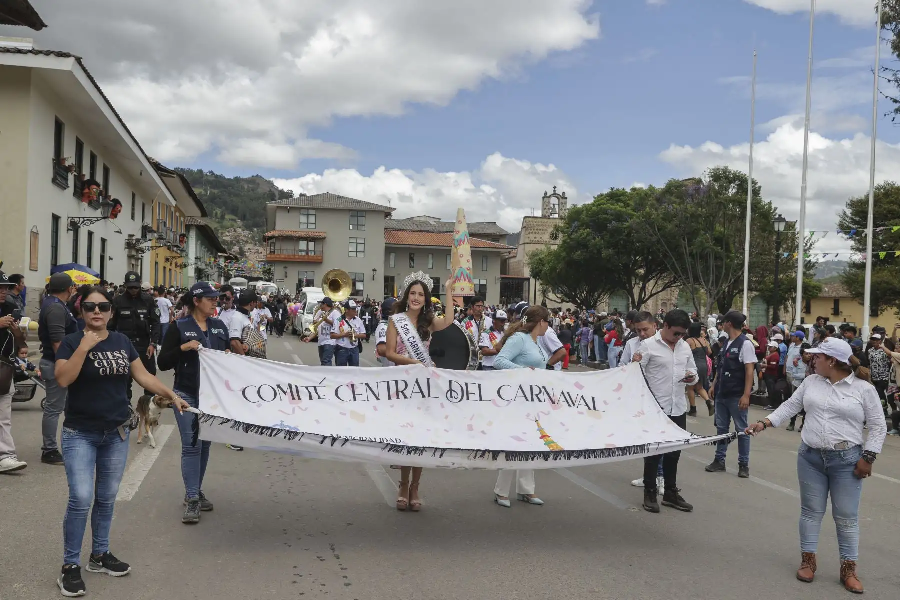 Hoy 14 de febrero, la ciudad de Cajamarca se despidió del Ño Carnavalón en una emotiva procesión que culminó en los Baños del Inca. El cortejo recorrió las calles de la plaza, partiendo desde el barrio de Chontapaccha. A su paso, las patrullas y comparsas, junto con las reinas de belleza de Cajamarca y las huérfanas, se sumaron al tributo. El alcalde de los Baños del Inca, Jaime Mantilla, presidió la ceremonia de despedida y así se puso fin a las actividades oficiales del carnaval 2024.
Foto: ANDINA/Andrés Valle