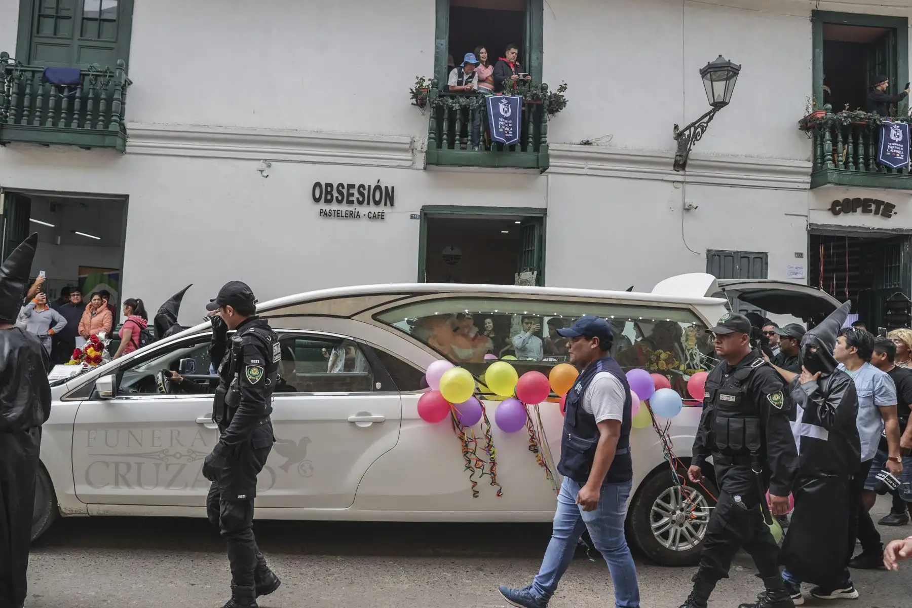 Hoy 14 de febrero, la ciudad de Cajamarca se despidió del Ño Carnavalón en una emotiva procesión que culminó en los Baños del Inca. El cortejo recorrió las calles de la plaza, partiendo desde el barrio de Chontapaccha. A su paso, las patrullas y comparsas, junto con las reinas de belleza de Cajamarca y las huérfanas, se sumaron al tributo. El alcalde de los Baños del Inca, Jaime Mantilla, presidió la ceremonia de despedida y así se puso fin a las actividades oficiales del carnaval 2024.
Foto: ANDINA/Andrés Valle