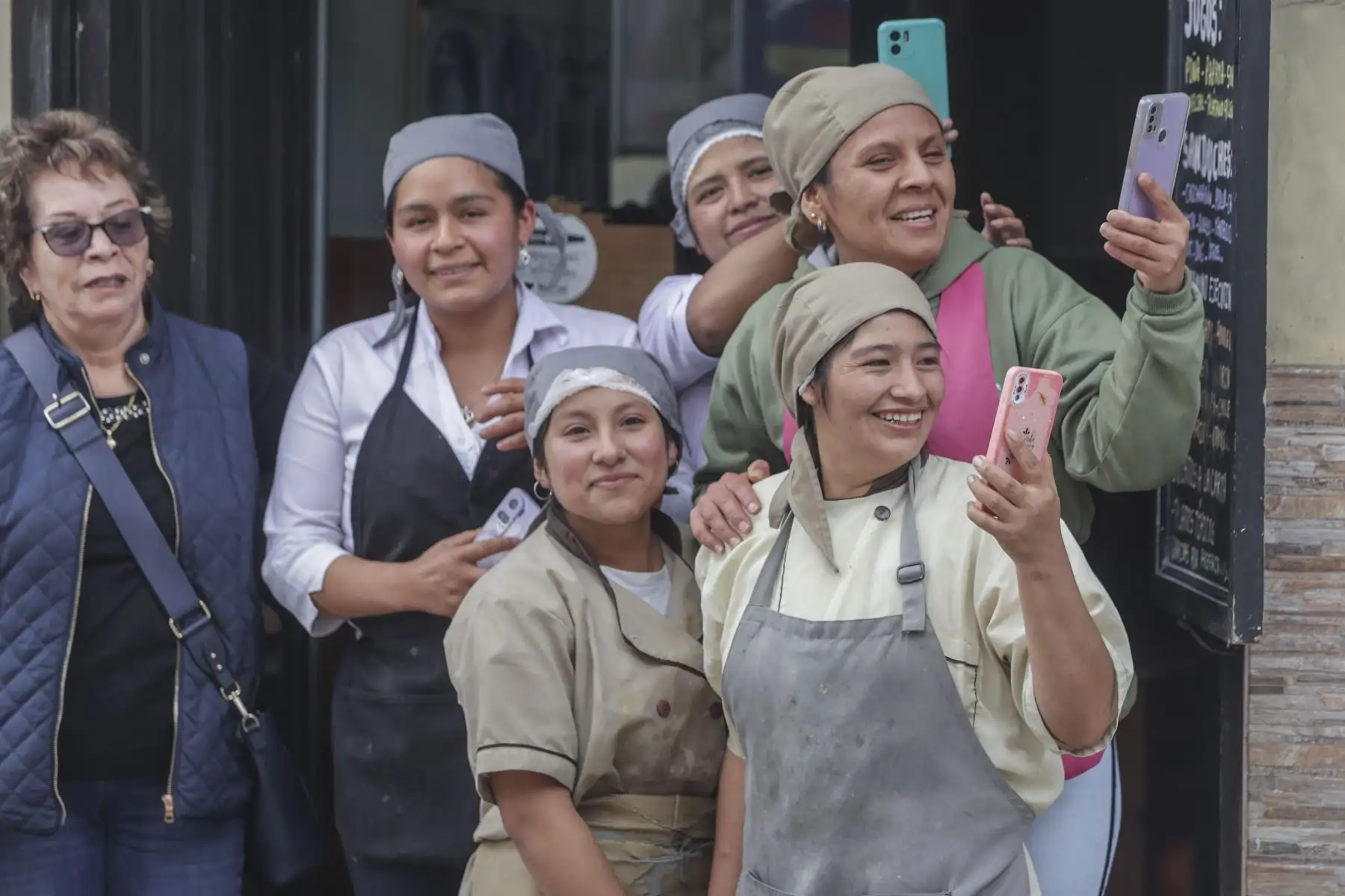 Hoy 14 de febrero, la ciudad de Cajamarca se despidió del Ño Carnavalón en una emotiva procesión que culminó en los Baños del Inca. El cortejo recorrió las calles de la plaza, partiendo desde el barrio de Chontapaccha. A su paso, las patrullas y comparsas, junto con las reinas de belleza de Cajamarca y las huérfanas, se sumaron al tributo. El alcalde de los Baños del Inca, Jaime Mantilla, presidió la ceremonia de despedida y así se puso fin a las actividades oficiales del carnaval 2024.
Foto: ANDINA/Andrés Valle