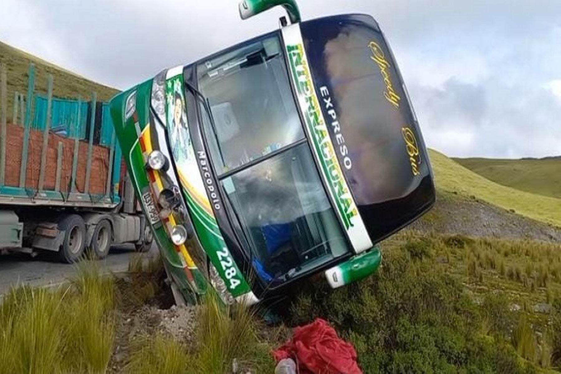 Dos factores podrían haber contribuido a la ocurrencia del accidente: el posible cansancio del conductor, que pudo haberse quedado dormido al volante; y el exceso de velocidad.