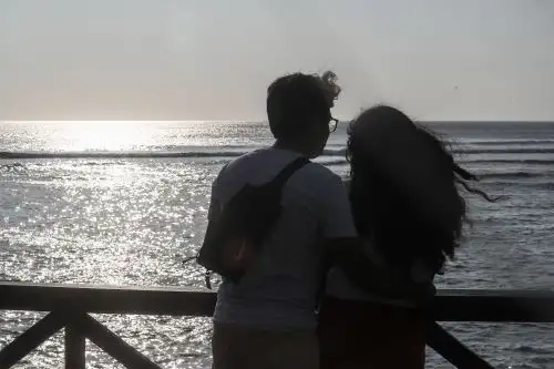 Pareja de enamorados celebran su amor frente al mar. ANDINA/Ricardo Cuba