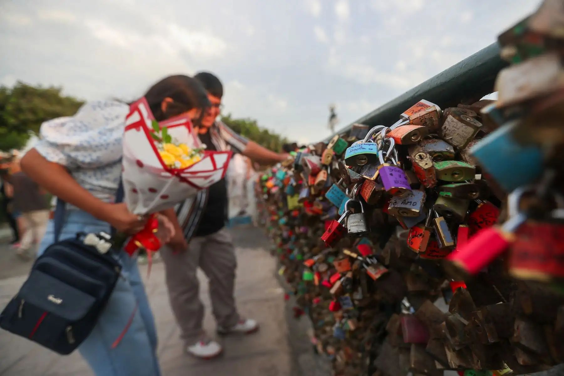 El parque del amor y malecón de Miraflores se vuelven puntos fijos de las románticas parejas que buscan tener un espacio para demostrar su cariño por el día de San Valentín. Foto: ANDINA/ Ricardo Cuba