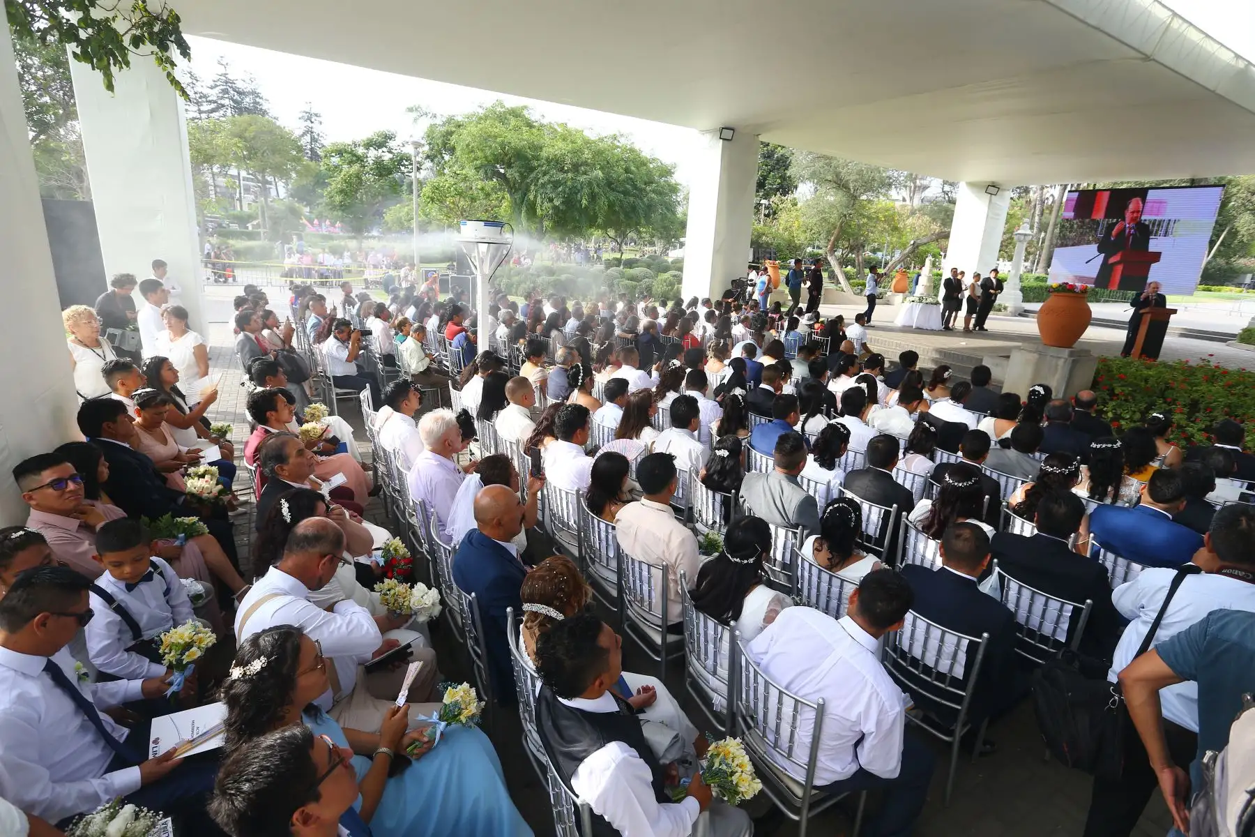 Cientos de parejas sellan su amor en la ceremonia del Matrimonio Civil Comunitario 2024  en el Circuito Mágico del Agua.
Foto: ANDINA/Eddy Ramos