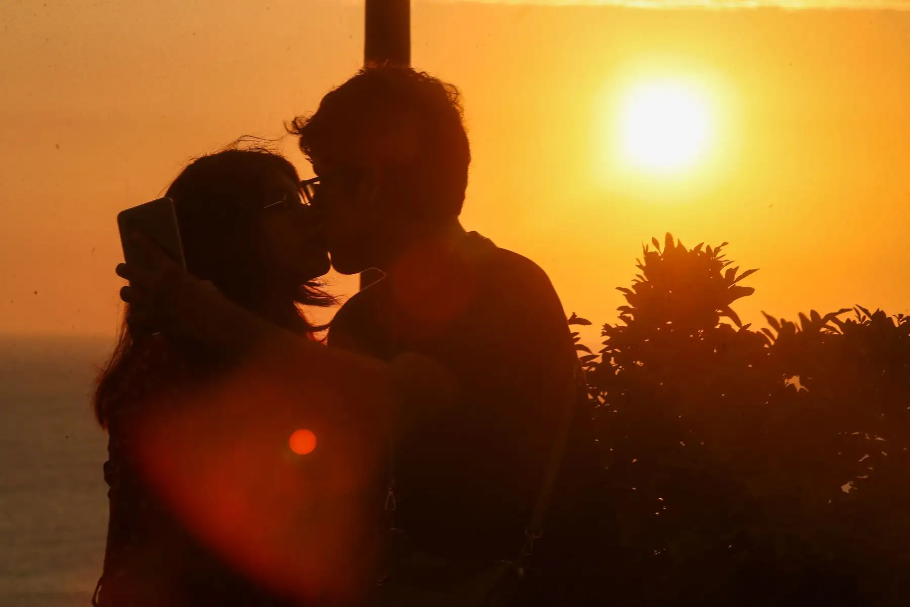 El parque del amor y malecón de Miraflores se vuelven puntos fijos de las románticas parejas que buscan tener un espacio para demostrar su cariño por el día de San Valentín. Foto: ANDINA/ Ricardo Cuba