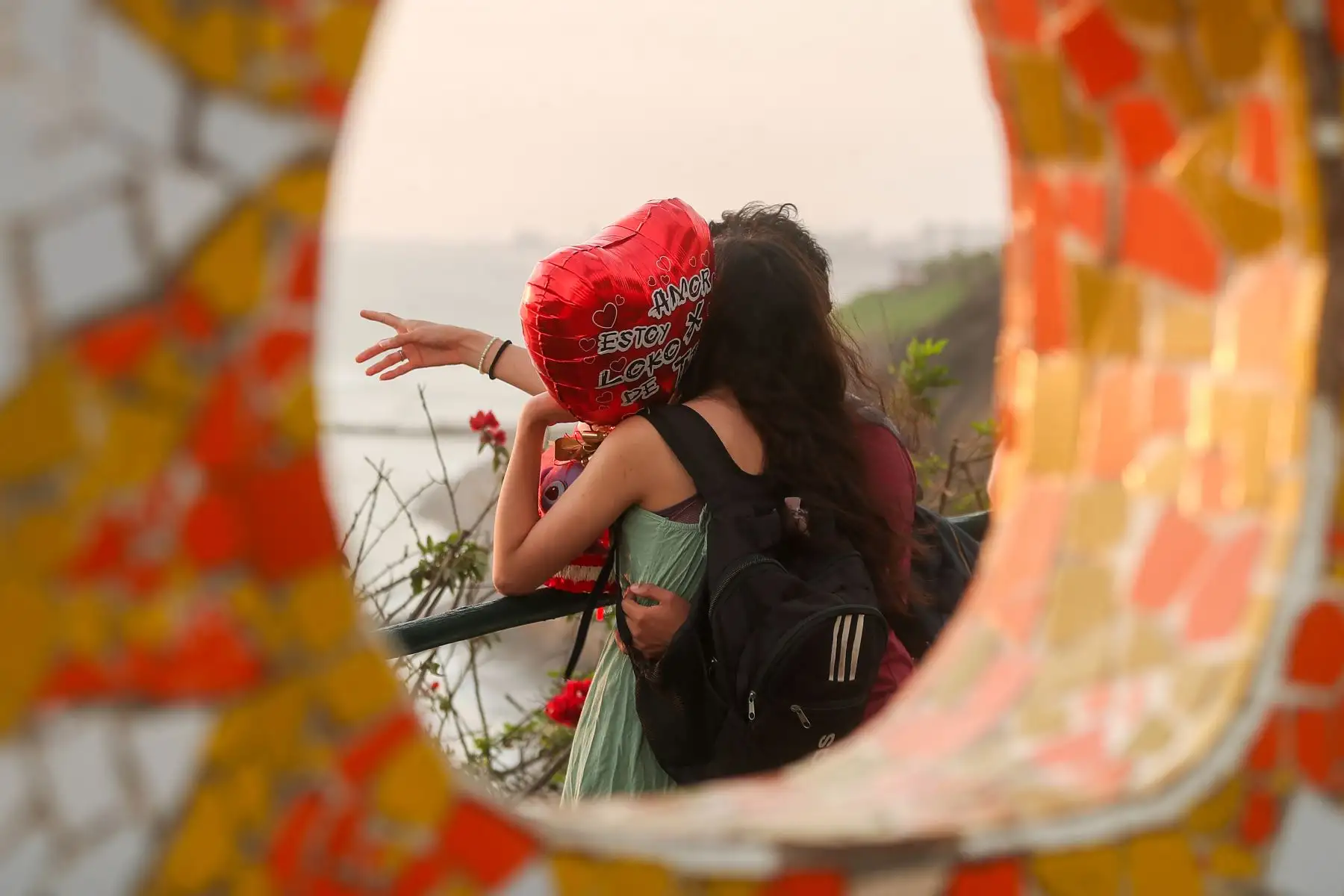 El parque del amor y malecón de Miraflores se vuelven puntos fijos de las románticas parejas que buscan tener un espacio para demostrar su cariño por el día de San Valentín. Foto: ANDINA/ Ricardo Cuba