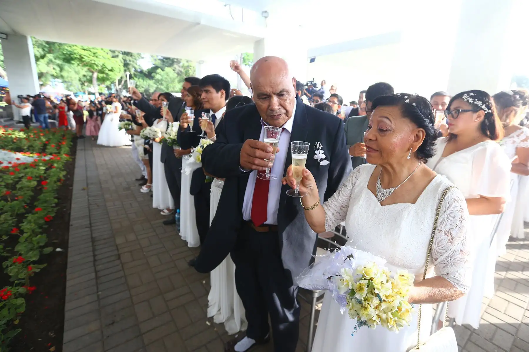 Cientos de parejas sellan su amor en la ceremonia del Matrimonio Civil Comunitario 2024  en el Circuito Mágico del Agua.
Foto: ANDINA/Eddy Ramos
