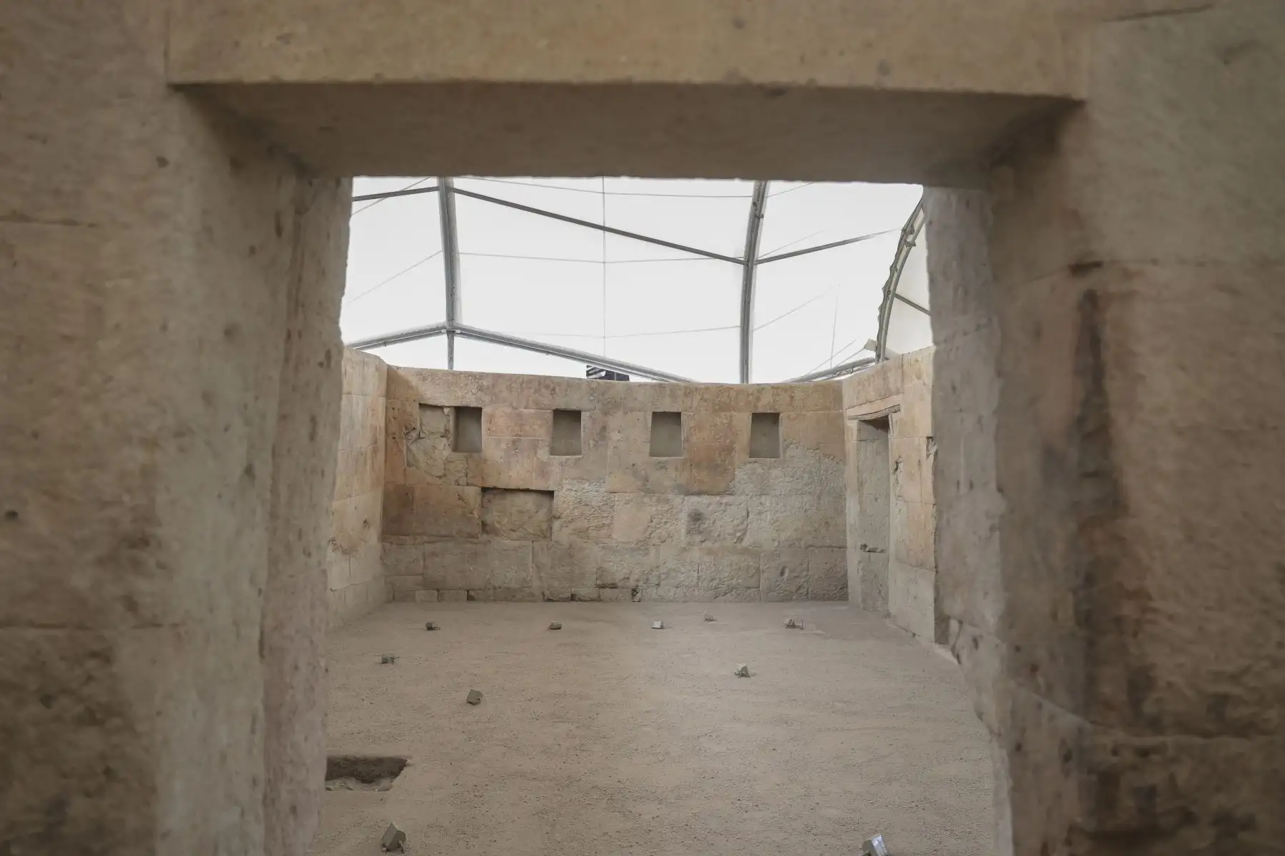 El cuarto del rescate se encuentra ubicado a media cuadra de la Plaza de Armas, constituye en la actualidad el principal monumento histórico de Cajamarca, por ser el único vestigio de arquitectura incaica, y el único testigo del epílogo de la captura del inca Atahualpa. En este recinto el Inca Atahualpa, estando prisionero, ofreció a Francisco Pizarro llenarle el cuarto dos veces con plata y una con oro a cambio de su libertad.
Foto: ANDINA/Andrés Valle