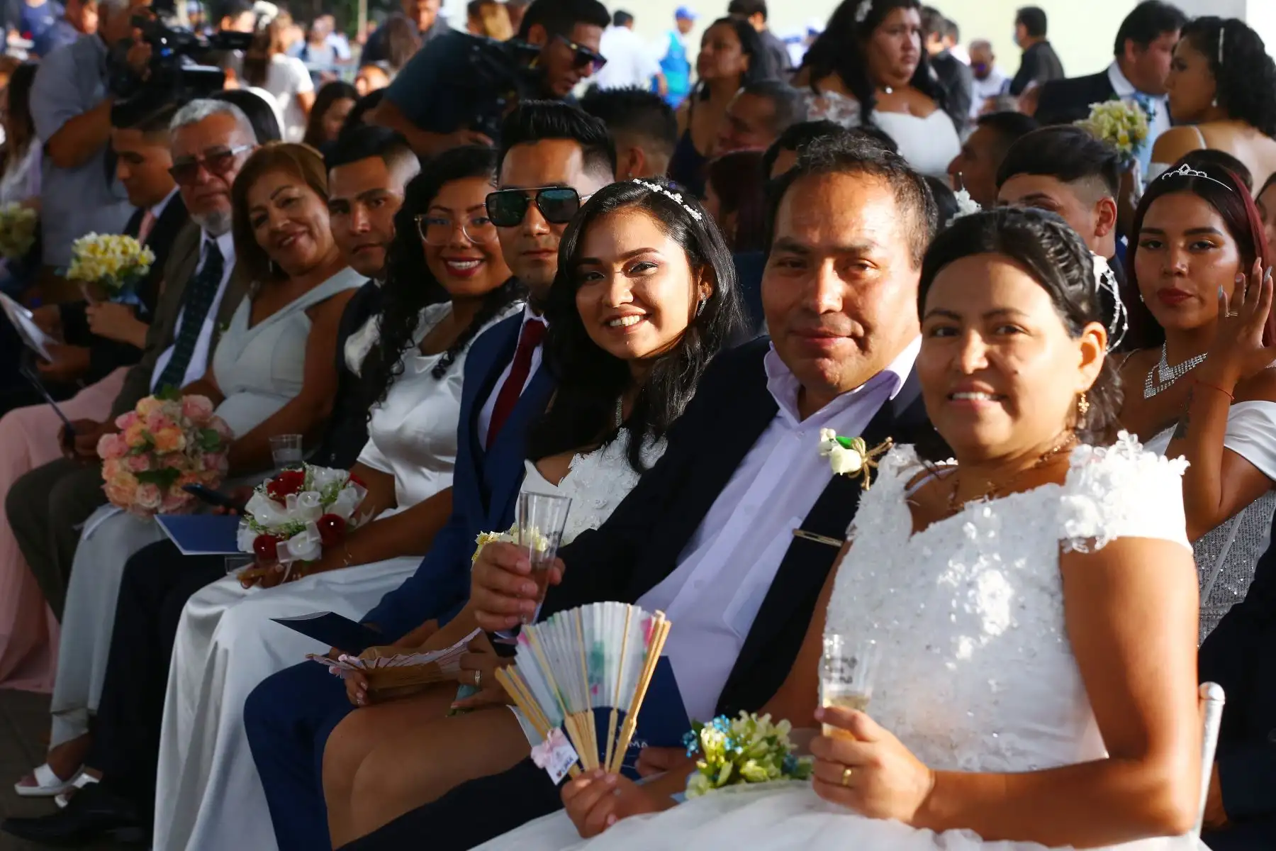 Cientos de parejas sellan su amor en la ceremonia del Matrimonio Civil Comunitario 2024  en el Circuito Mágico del Agua.
Foto: ANDINA/Eddy Ramos