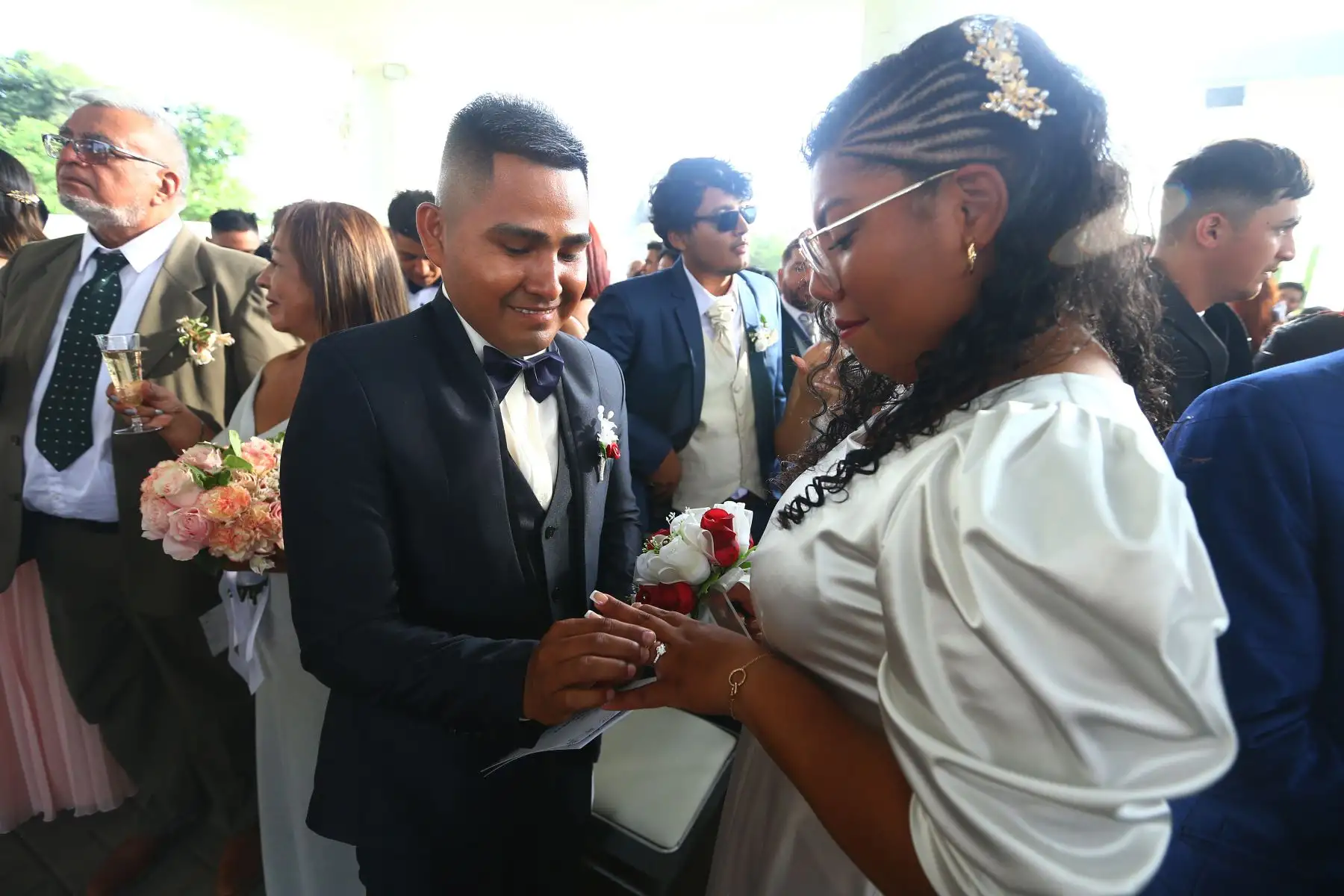 Cientos de parejas sellan su amor en la ceremonia del Matrimonio Civil Comunitario 2024  en el Circuito Mágico del Agua.
Foto: ANDINA/Eddy Ramos