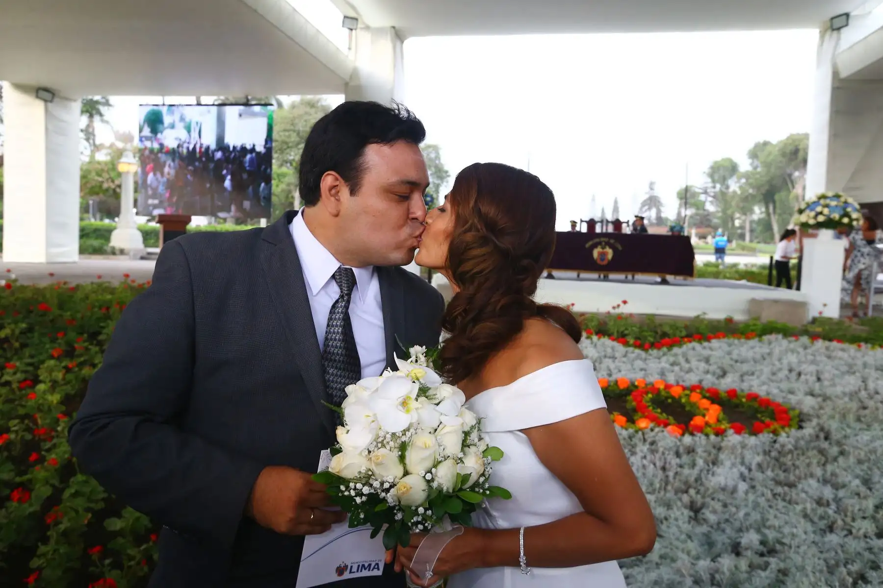 Cientos de parejas sellan su amor en la ceremonia del Matrimonio Civil Comunitario 2024  en el Circuito Mágico del Agua.
Foto: ANDINA/Eddy Ramos