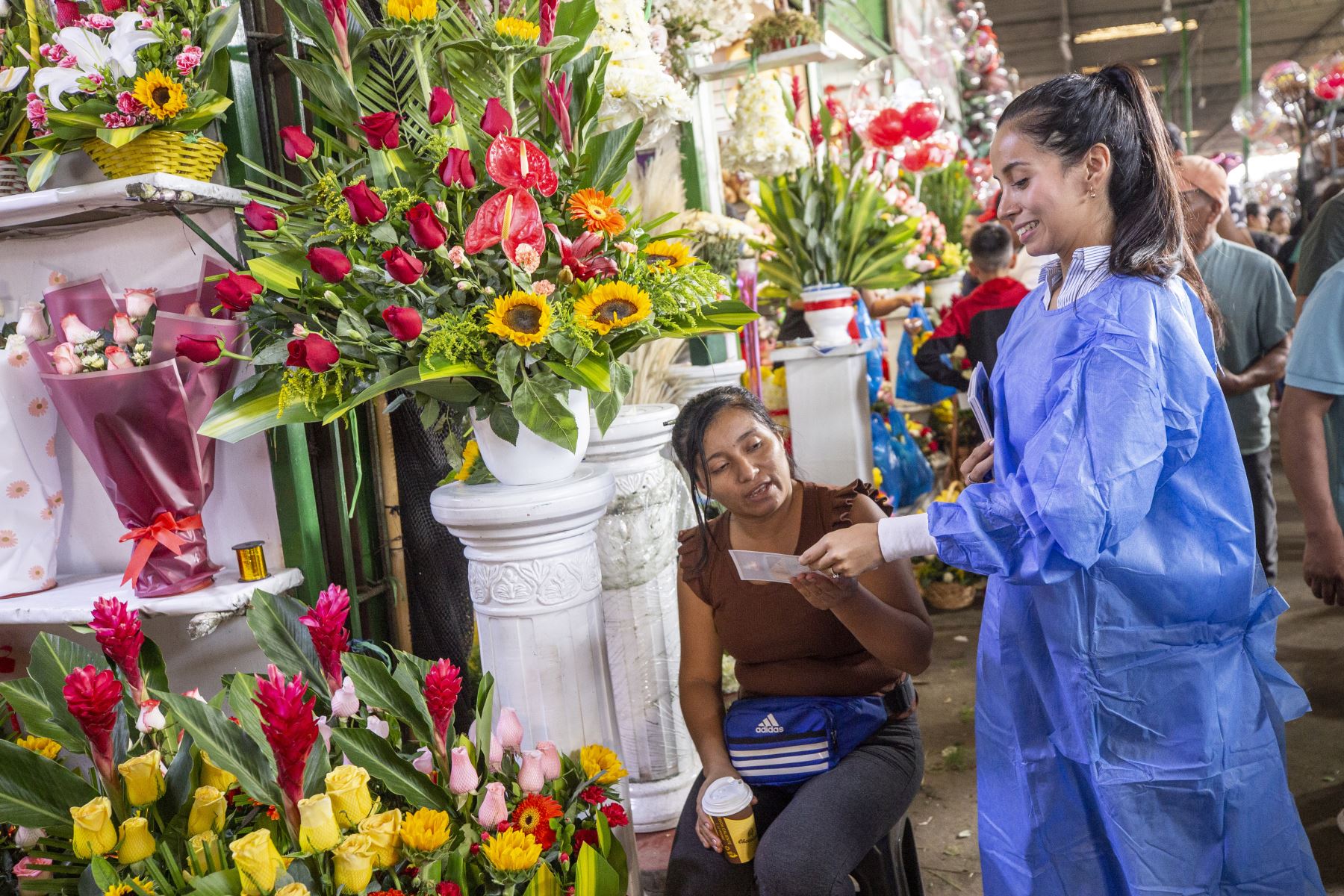 En el Día del Amor, EsSalud realiza campaña contra el dengue en mercado de Flores de Piedra Liza. Foto: ANDINA/ EsSalud