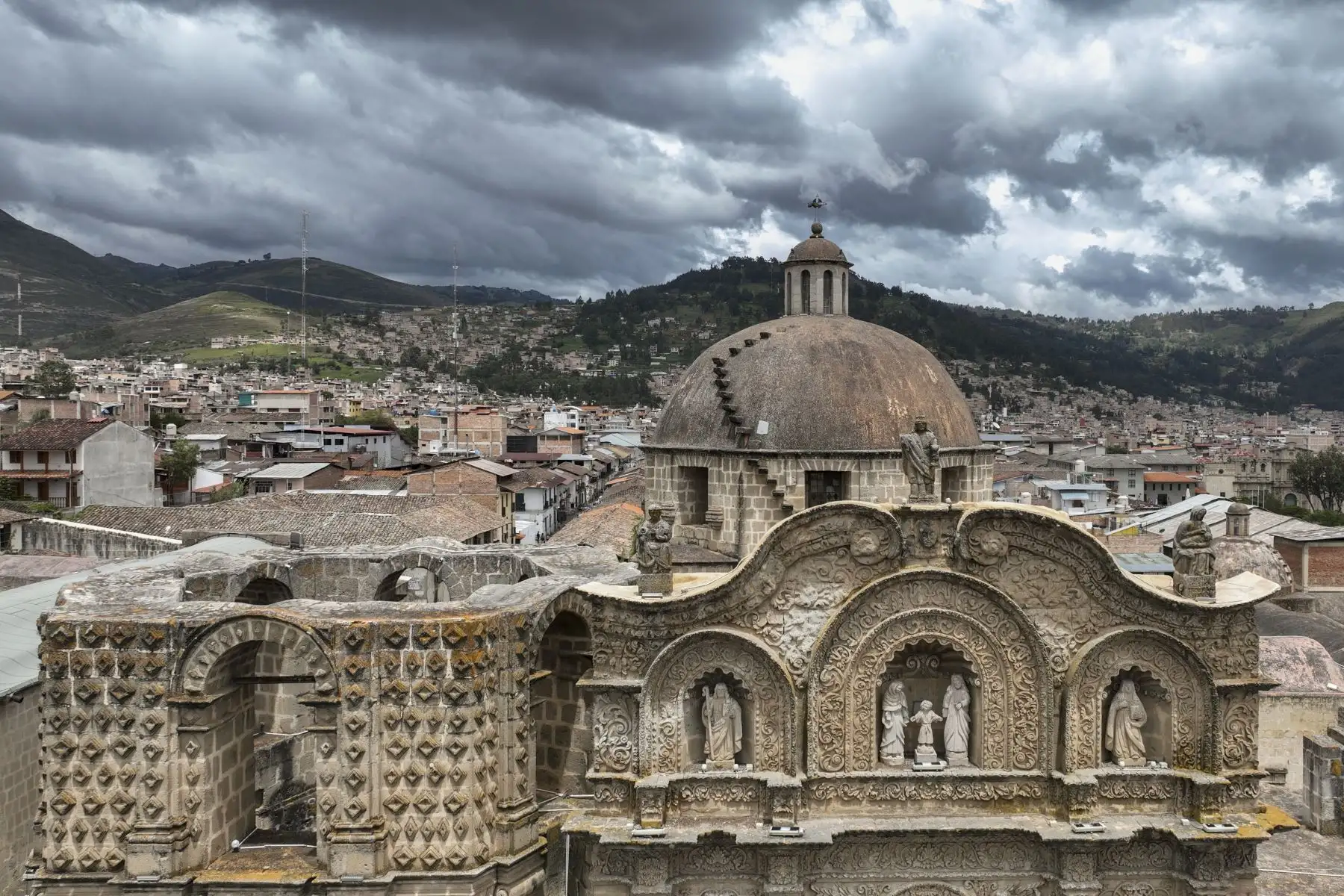 El complejo monumental Belén está ubicado a una cuadra de la Plaza de Armas de Cajamarca y es  un lugar de visita obligado para los turista. El complejo monumental Belén fue edificado con la piedra conocida como cantería, cuya característica es apropiada para el tallado, por ello hoy se puede apreciar en esta ciudad una de las más hermosas arquitecturas del estilo barroco que existe en el país.
Foto: ANDINA/Braian Reyna