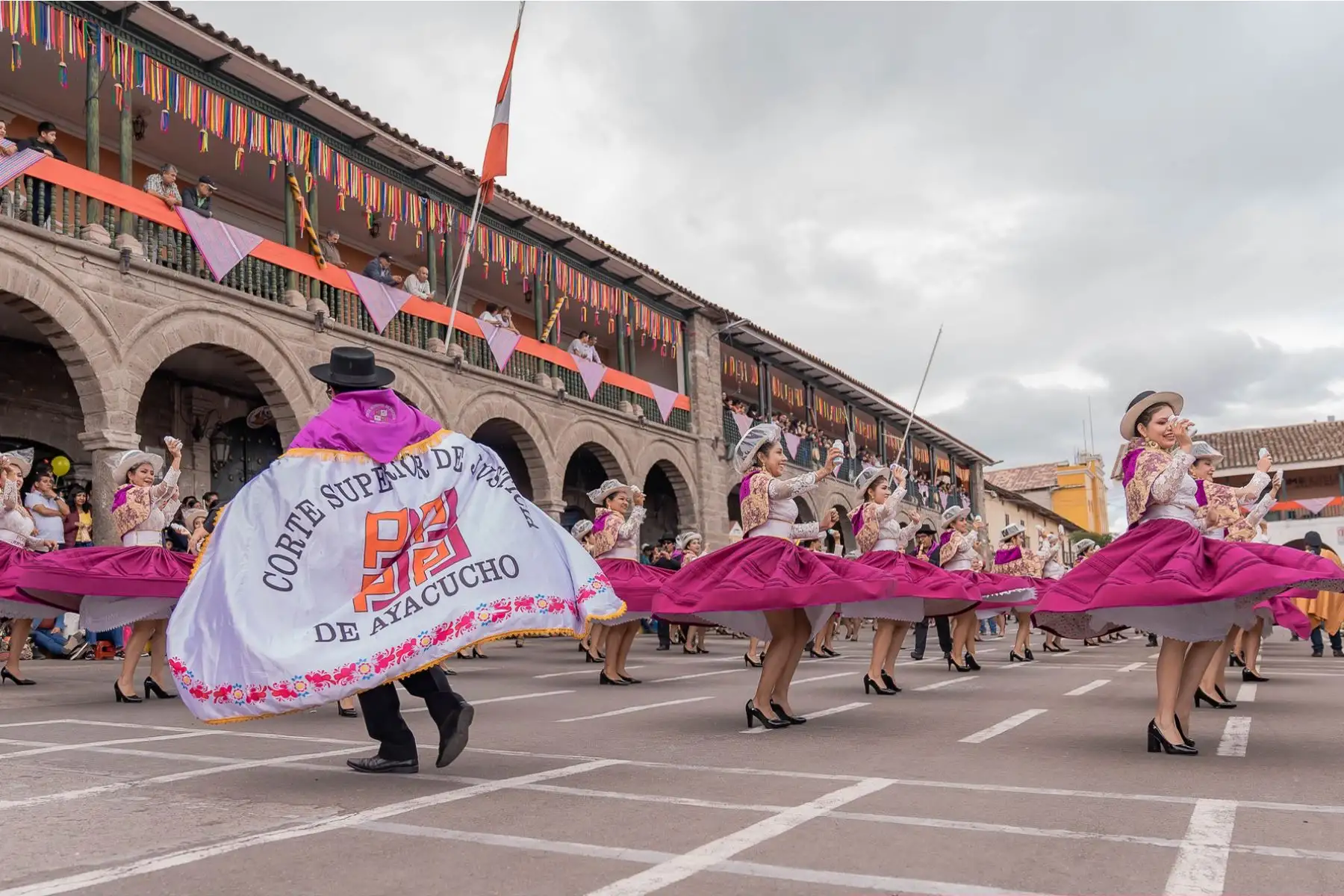 El último día del Carnaval Ayacuchano – Edición Bicentenario fue un hecho inolvidable por el gran despliegue de las mejores comparsas y la lectura del testamento y quema del Ño Carnavalón.
Foto: ANDINA/ Municipalidad provincial de Huamanga
