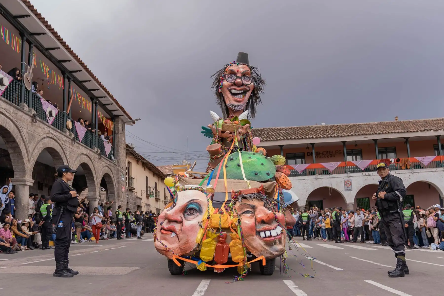 El último día del Carnaval Ayacuchano – Edición Bicentenario fue un hecho inolvidable por el gran despliegue de las mejores comparsas y la lectura del testamento y quema del Ño Carnavalón.
Foto: ANDINA/ Municipalidad provincial de Huamanga