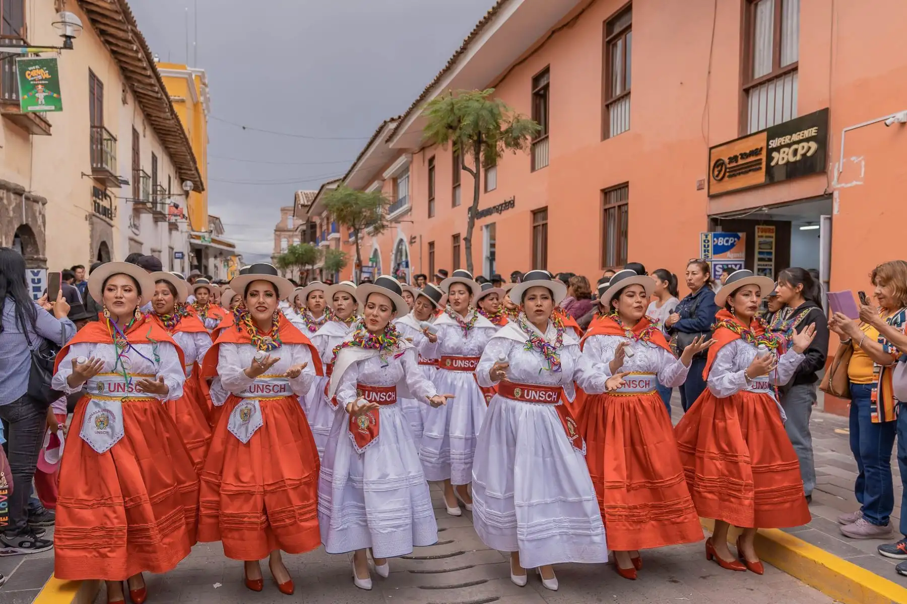 El último día del Carnaval Ayacuchano – Edición Bicentenario fue un hecho inolvidable por el gran despliegue de las mejores comparsas y la lectura del testamento y quema del Ño Carnavalón.
Foto: ANDINA/ Municipalidad provincial de Huamanga