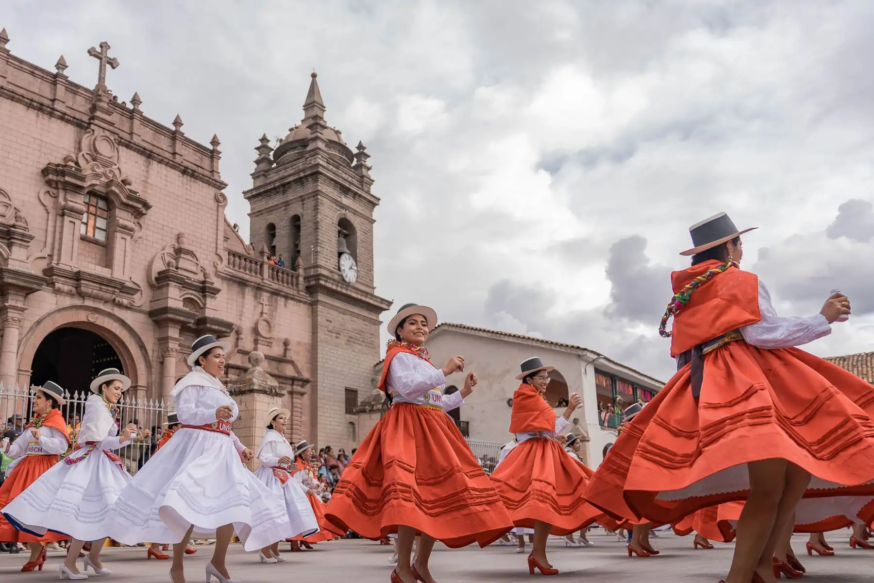El último día del Carnaval Ayacuchano – Edición Bicentenario fue un hecho inolvidable por el gran despliegue de las mejores comparsas y la lectura del testamento y quema del Ño Carnavalón.
Foto: ANDINA/ Municipalidad provincial de Huamanga