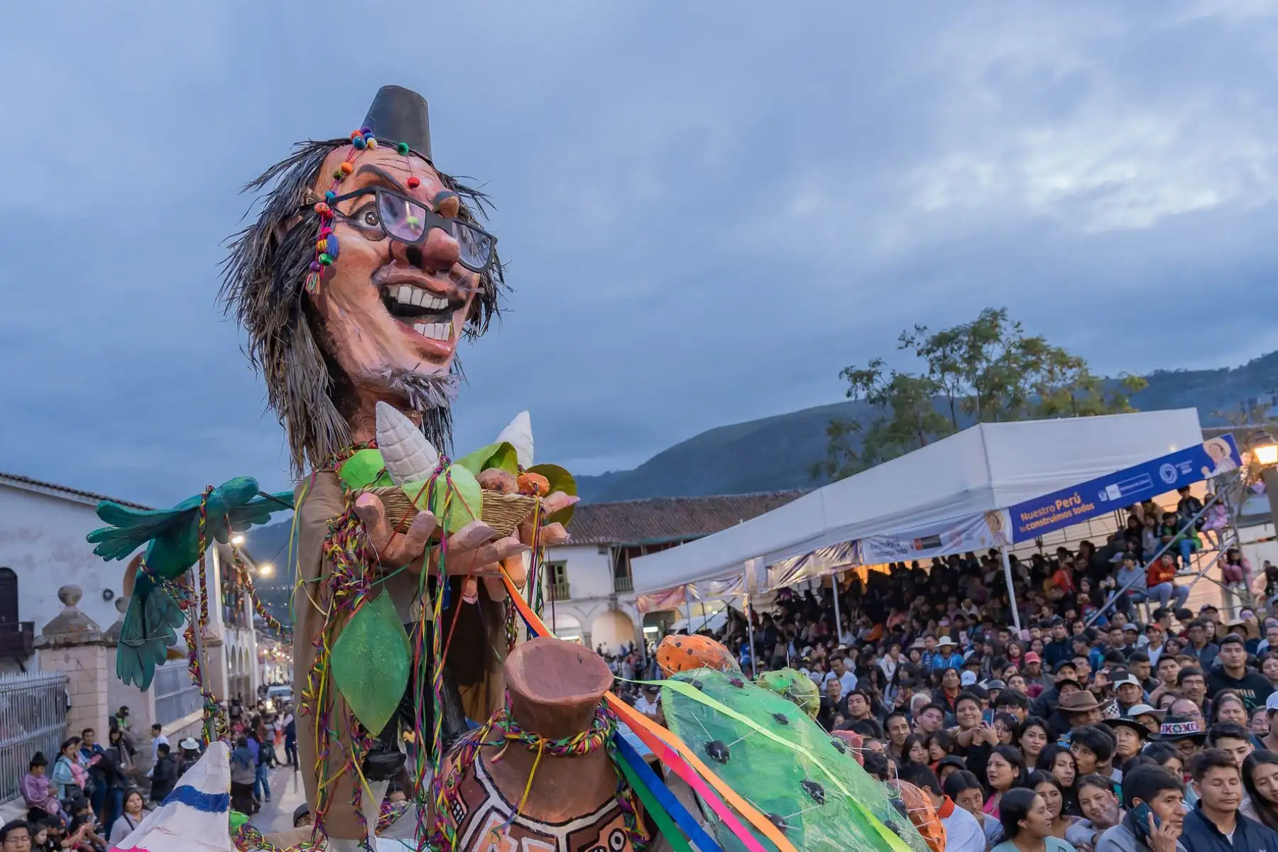 El último día del Carnaval Ayacuchano – Edición Bicentenario fue un hecho inolvidable por el gran despliegue de las mejores comparsas y la lectura del testamento y quema del Ño Carnavalón.
Foto: ANDINA/ Municipalidad provincial de Huamanga