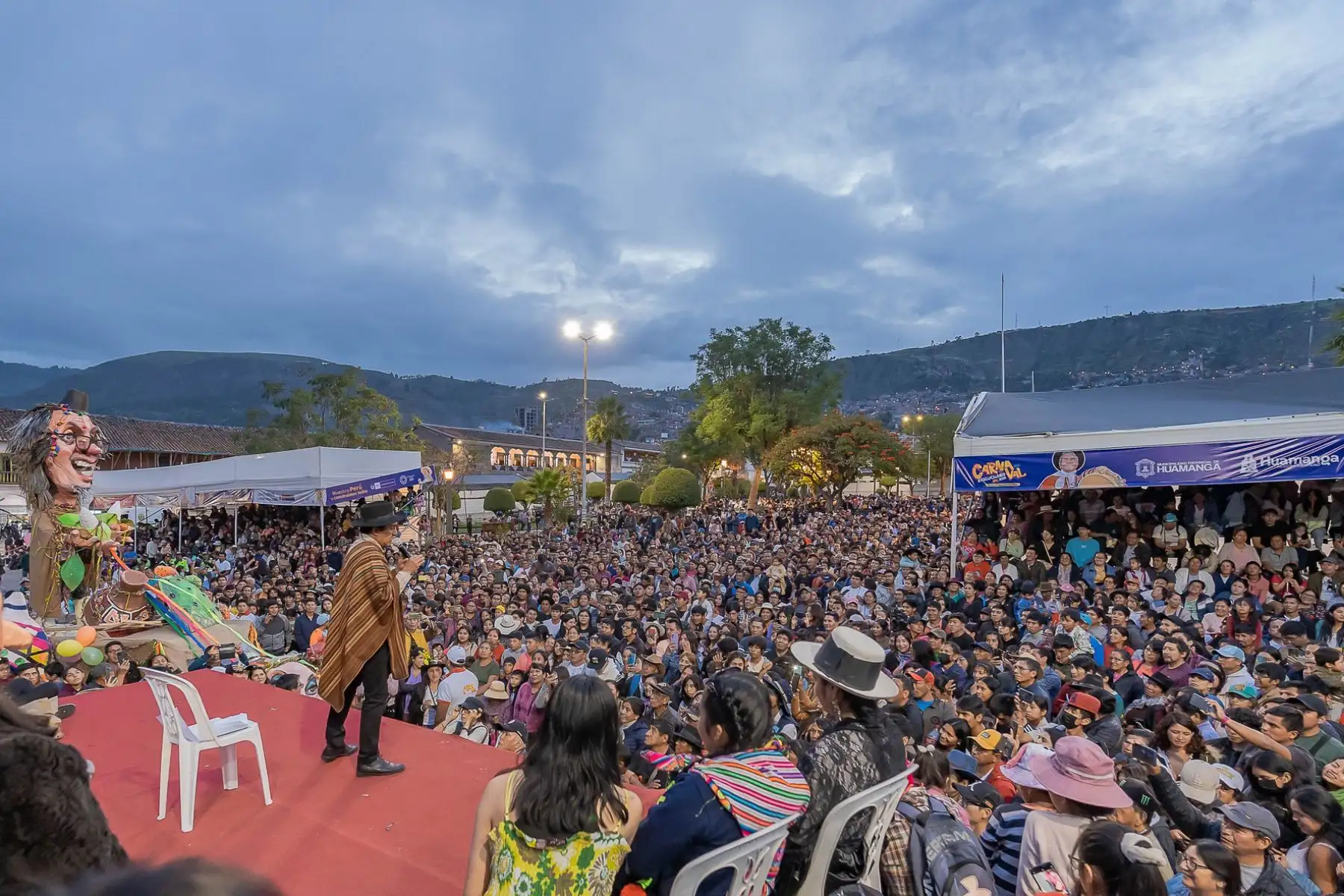 El último día del Carnaval Ayacuchano – Edición Bicentenario fue un hecho inolvidable por el gran despliegue de las mejores comparsas y la lectura del testamento y quema del Ño Carnavalón.
Foto: ANDINA/ Municipalidad provincial de Huamanga