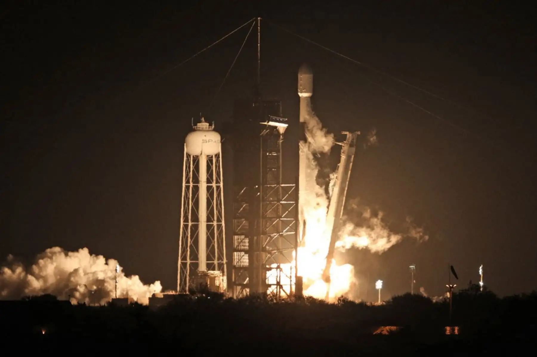 Un cohete SpaceX Falcon 9 despega de la plataforma de lanzamiento LC-39A en el Centro Espacial Kennedy con la misión de aterrizaje lunar Nova-C de Intuitive Machines, en Cabo Cañaveral, Florida. Foto: AFP