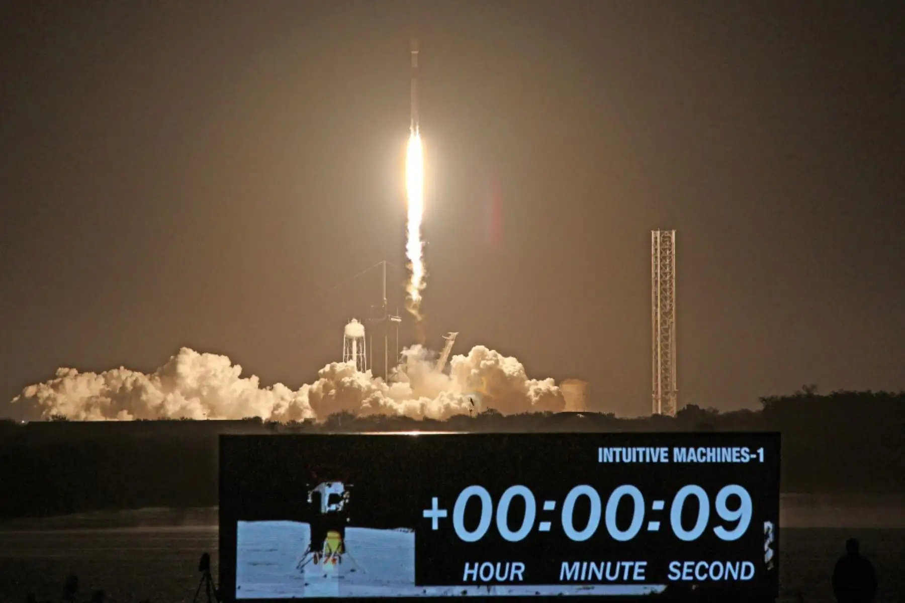 Un cohete SpaceX Falcon 9 despega de la plataforma de lanzamiento LC-39A en el Centro Espacial Kennedy con la misión de aterrizaje lunar Nova-C de Intuitive Machines, en Cabo Cañaveral, Florida. Foto: AFP