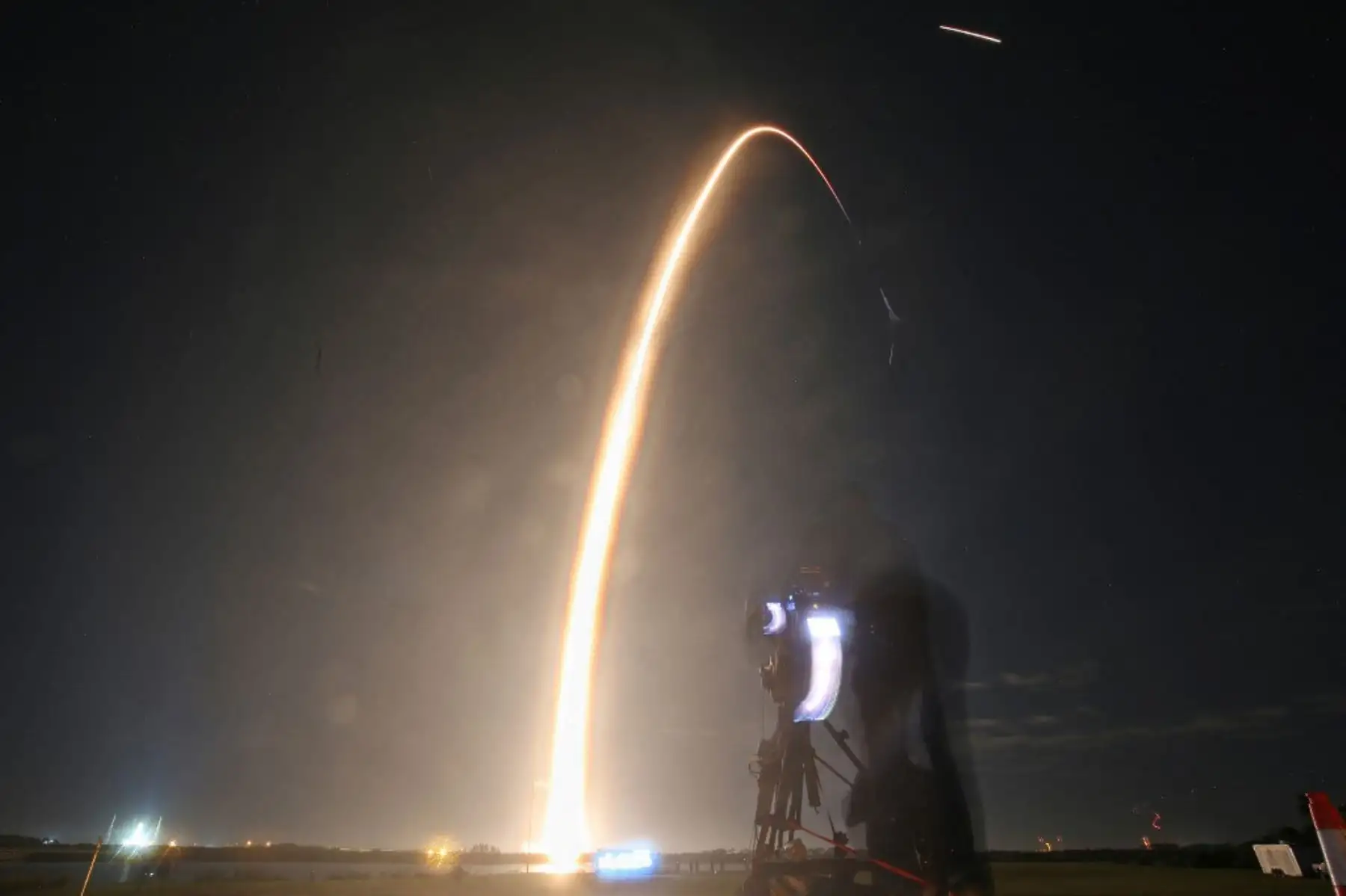 Un cohete SpaceX Falcon 9 despega de la plataforma de lanzamiento LC-39A en el Centro Espacial Kennedy con la misión de aterrizaje lunar Nova-C de Intuitive Machines, en Cabo Cañaveral, Florida. Foto: AFP
