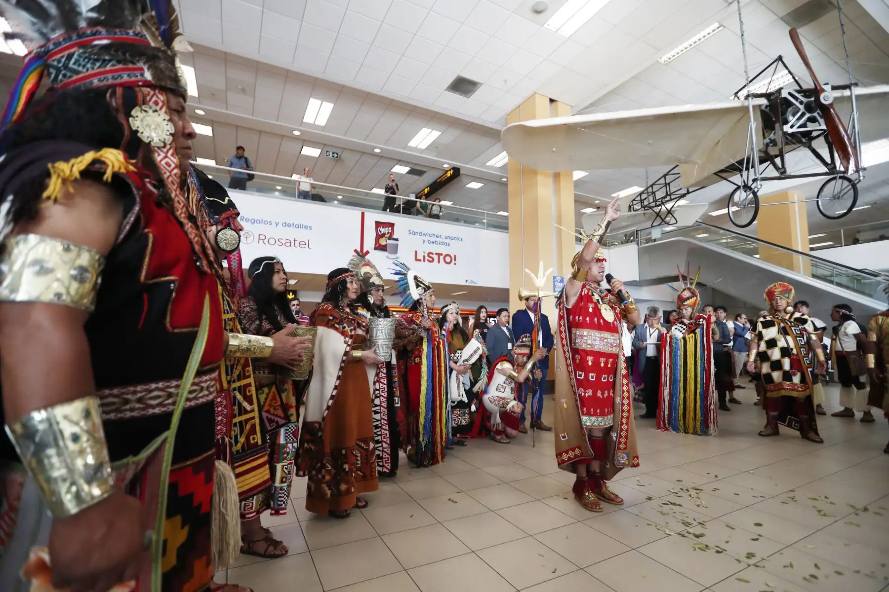 Más de 20 danzantes y músicos deleitaron a turistas nacionales y extranjeros en el Aeropuerto Internacional Jorge Chávez con bailes originarios del Cusco, como antesala a las celebraciones del Inti Raymi que se realizará en junio. Foto: ANDINA/Daniel Bracamonte