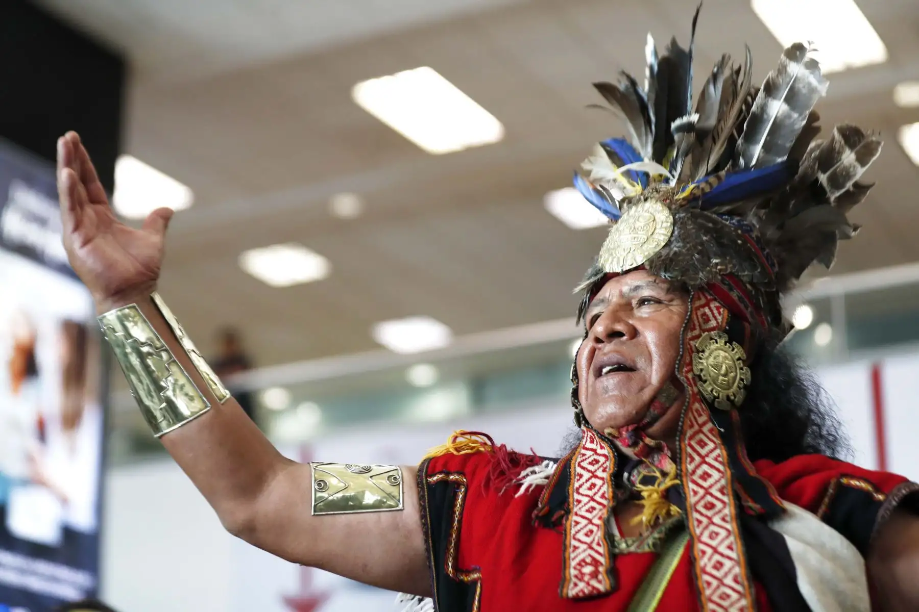 Más de 20 danzantes y músicos deleitaron a turistas nacionales y extranjeros en el Aeropuerto Internacional Jorge Chávez con bailes originarios del Cusco, como antesala a las celebraciones del Inti Raymi que se realizará en junio. Foto: ANDINA/Daniel Bracamonte